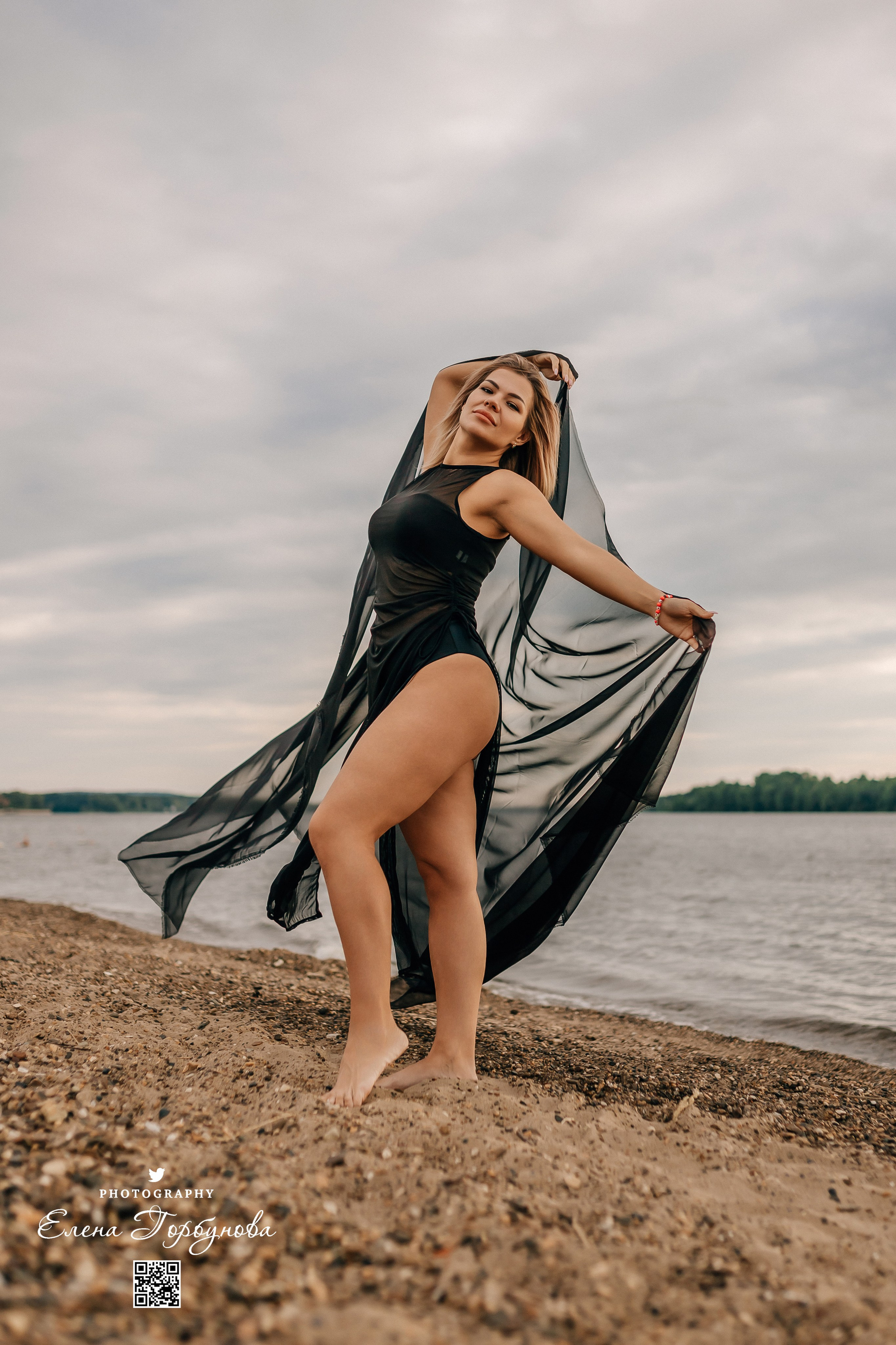 Черная серия с тканью. Набережная. Александра и Таисия. Июль 2025 г. Фотограф Пермь. Свадьбы. Семья и дети, школа, д. сад. Фотокниги