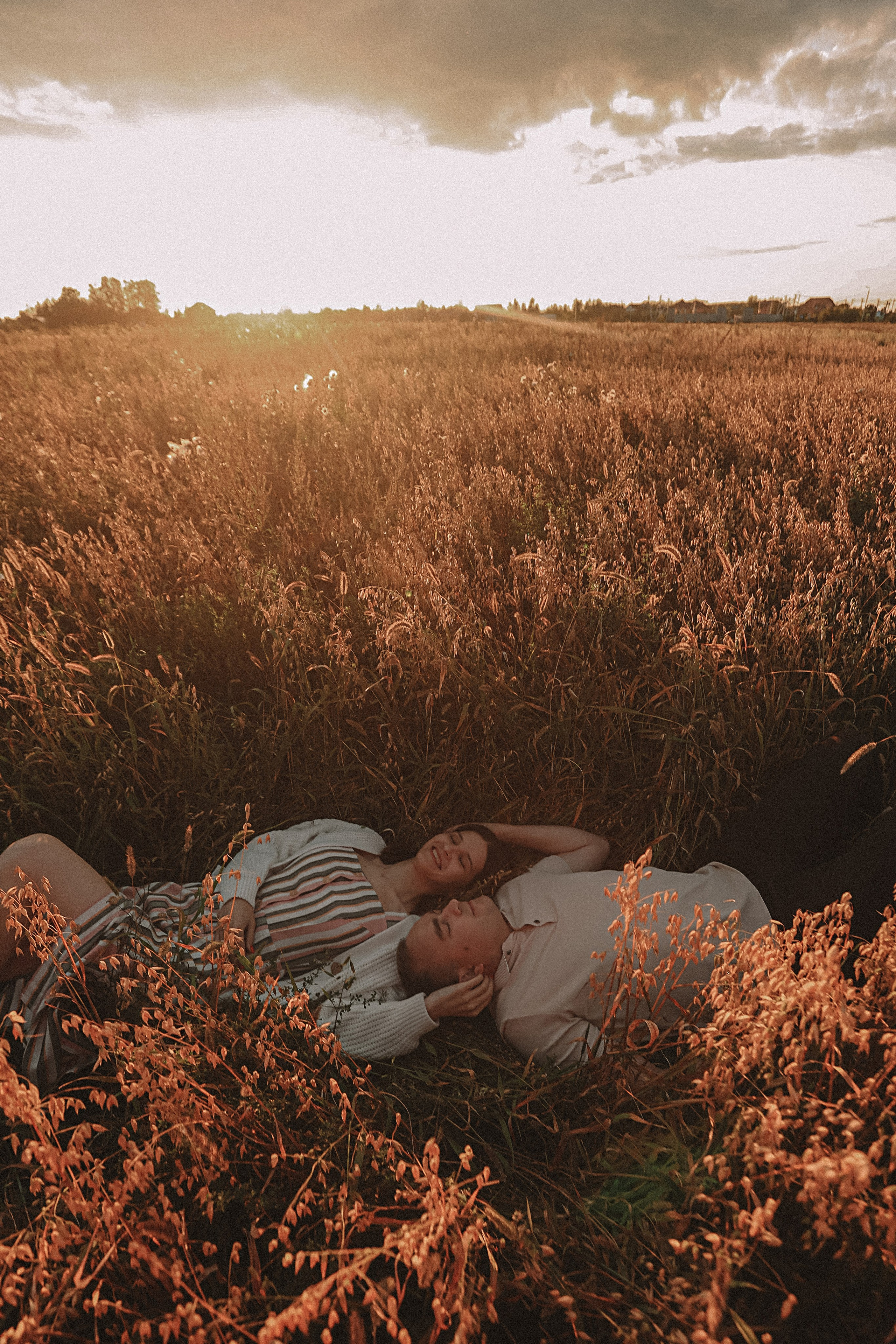 Поле love story на закате. Семейный фотограф Тюмень, фотограф на роды Салмина Мария