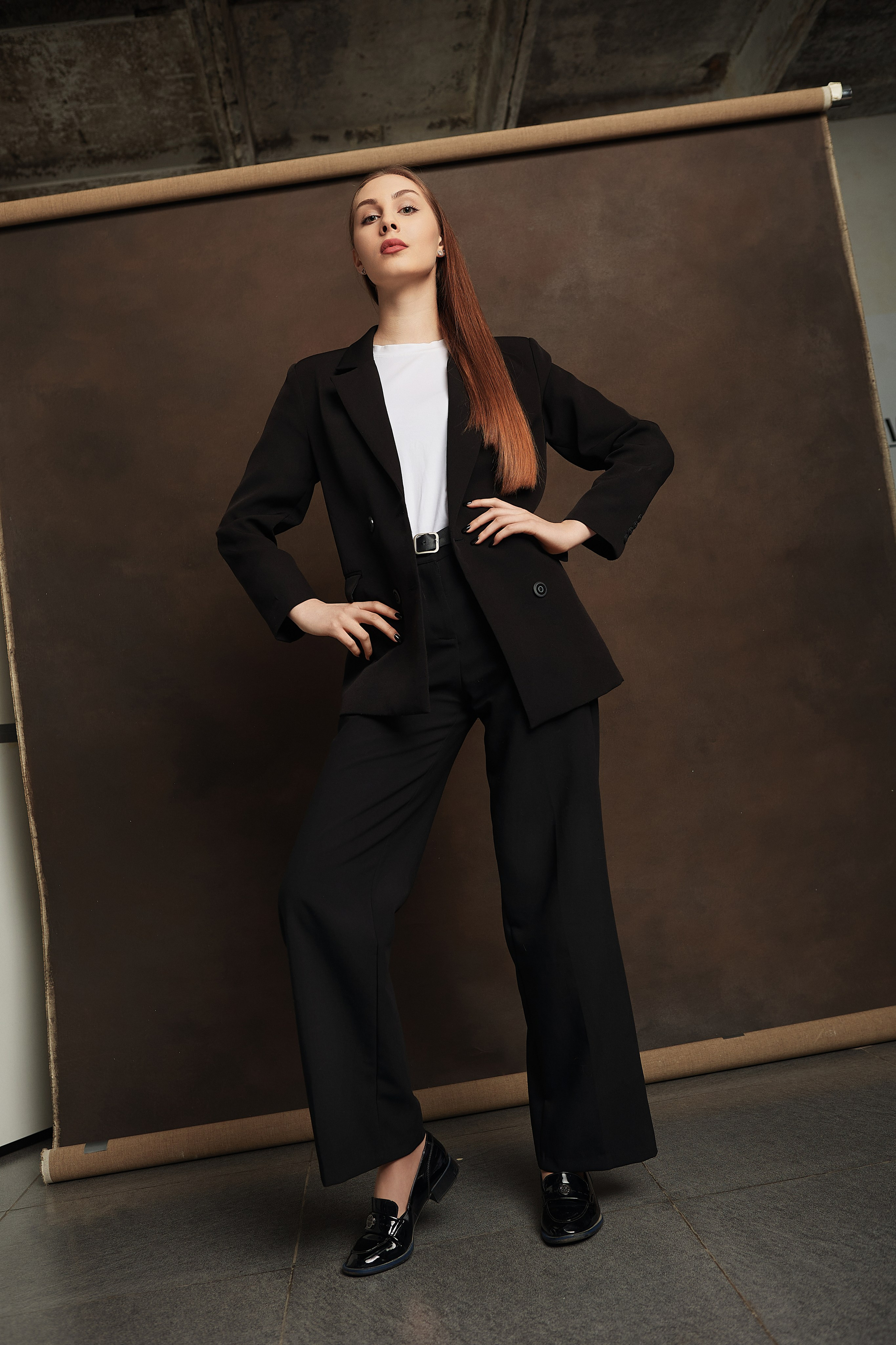 Ростовой портрет девушки в брючном костюме