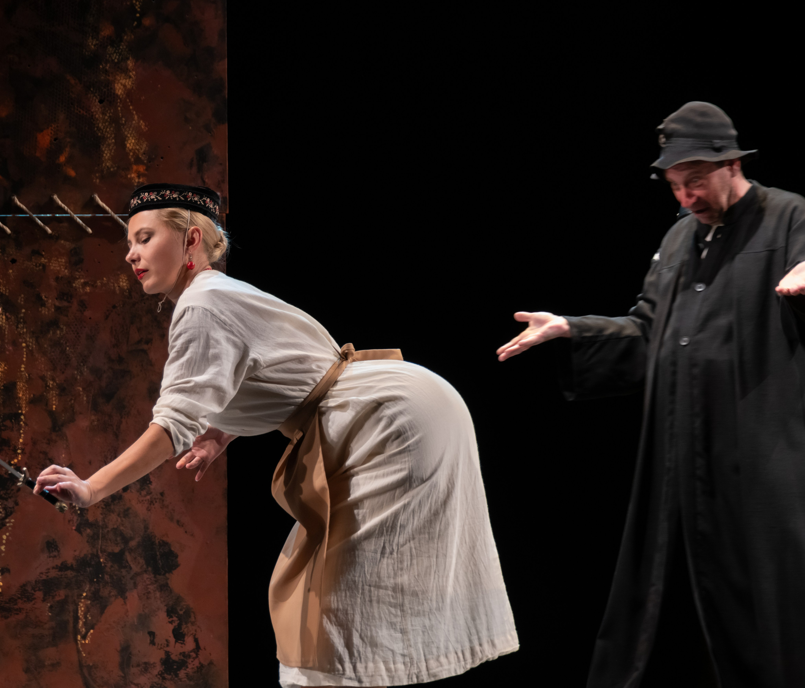 Вероника Агеева и Михаил Акаемов в спектакле «Кавказский меловой круг». Театр «Самарская площадь» —  яркие сценические образы, драматическая динамика в постановке Брехта.