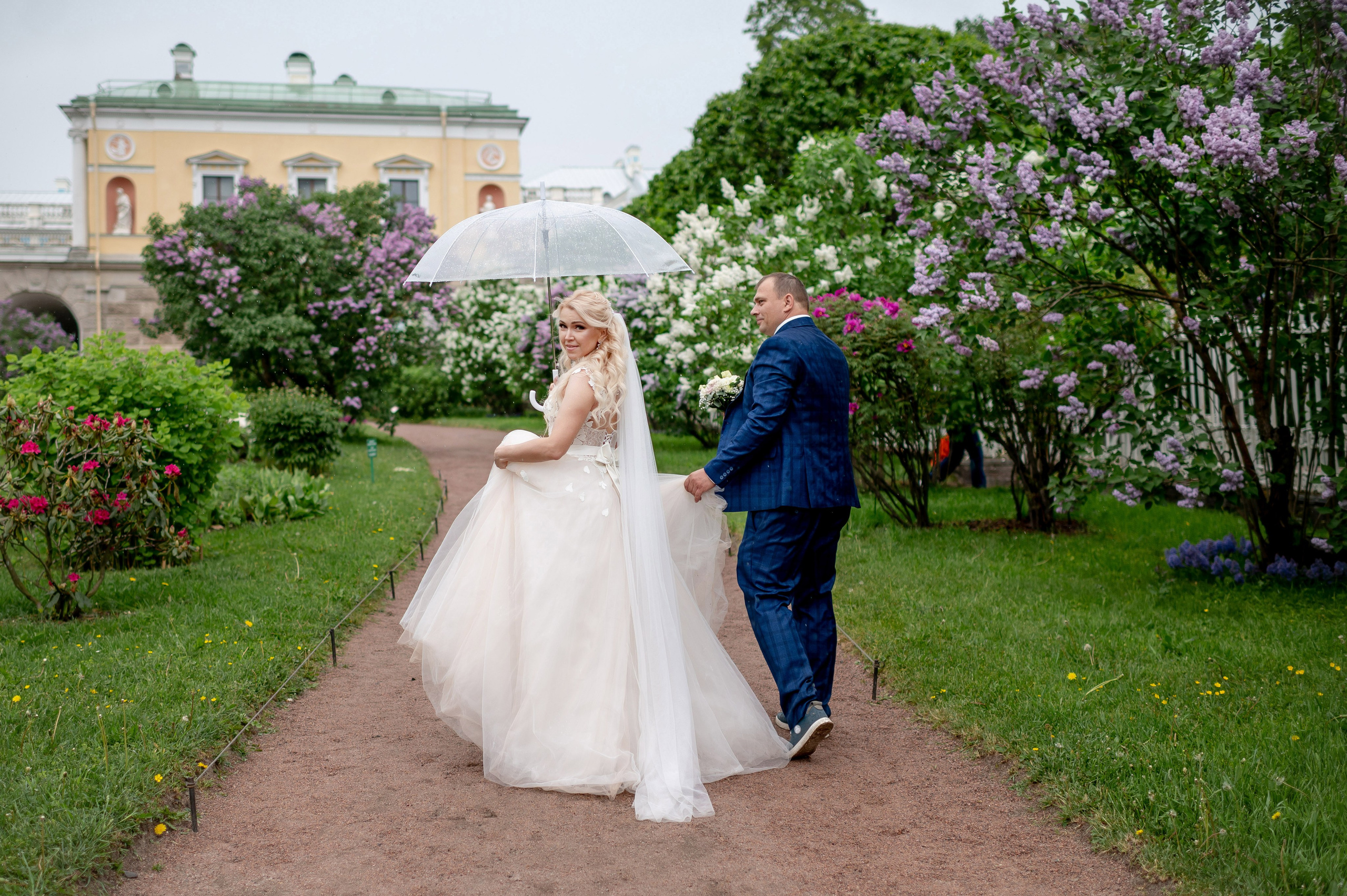 Евгения (фотосессия с малиновым chevrolet camaro, в сирени в Пушкине в Екатерининском парке). Портретный, семейный и свадебный фотограф в Санкт-Петербурге и в Пушкине Ширяев Денис