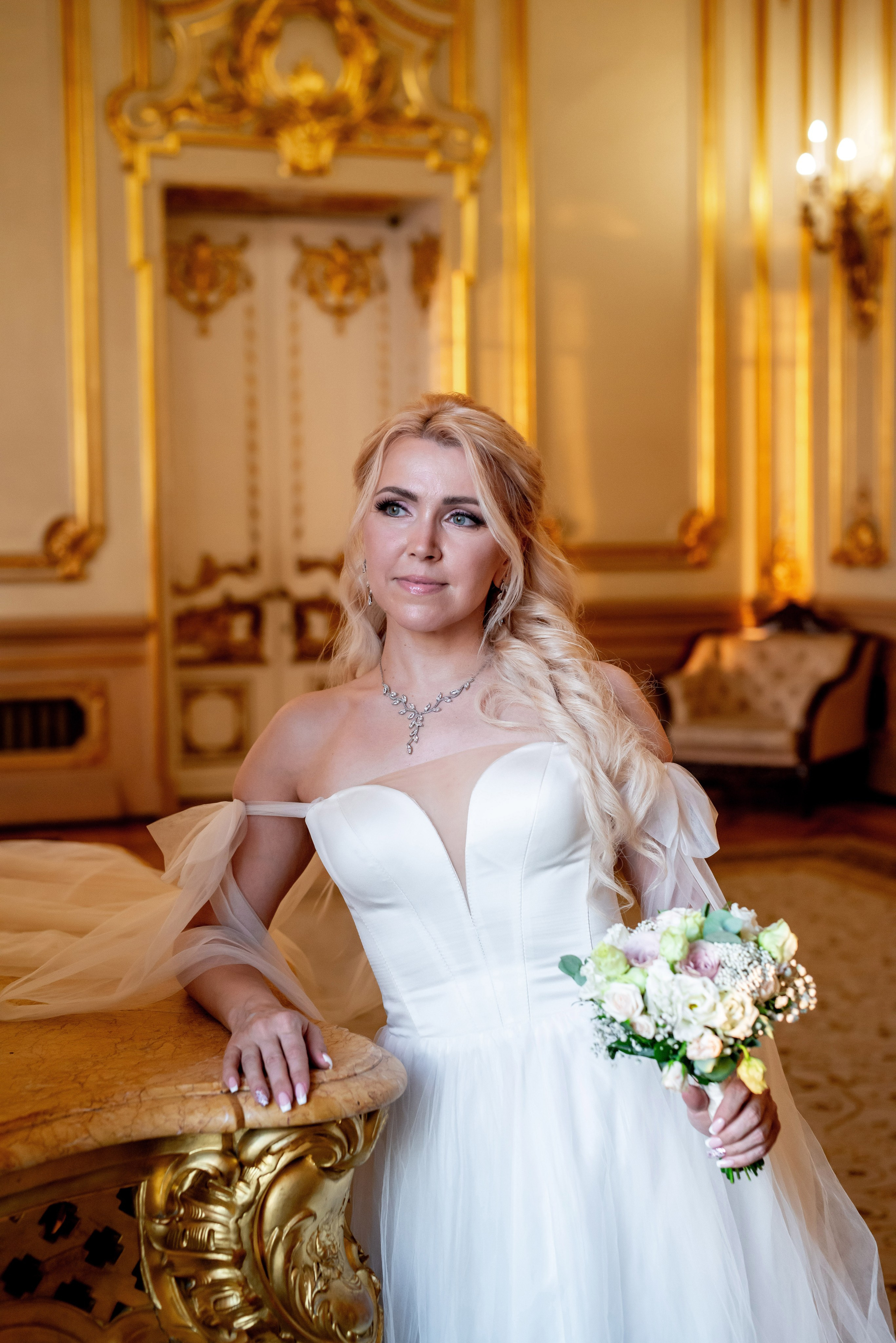 Евгения (фотосессия с малиновым chevrolet camaro, в сирени в Пушкине в Екатерининском парке). Портретный, семейный и свадебный фотограф в Санкт-Петербурге и в Пушкине Ширяев Денис