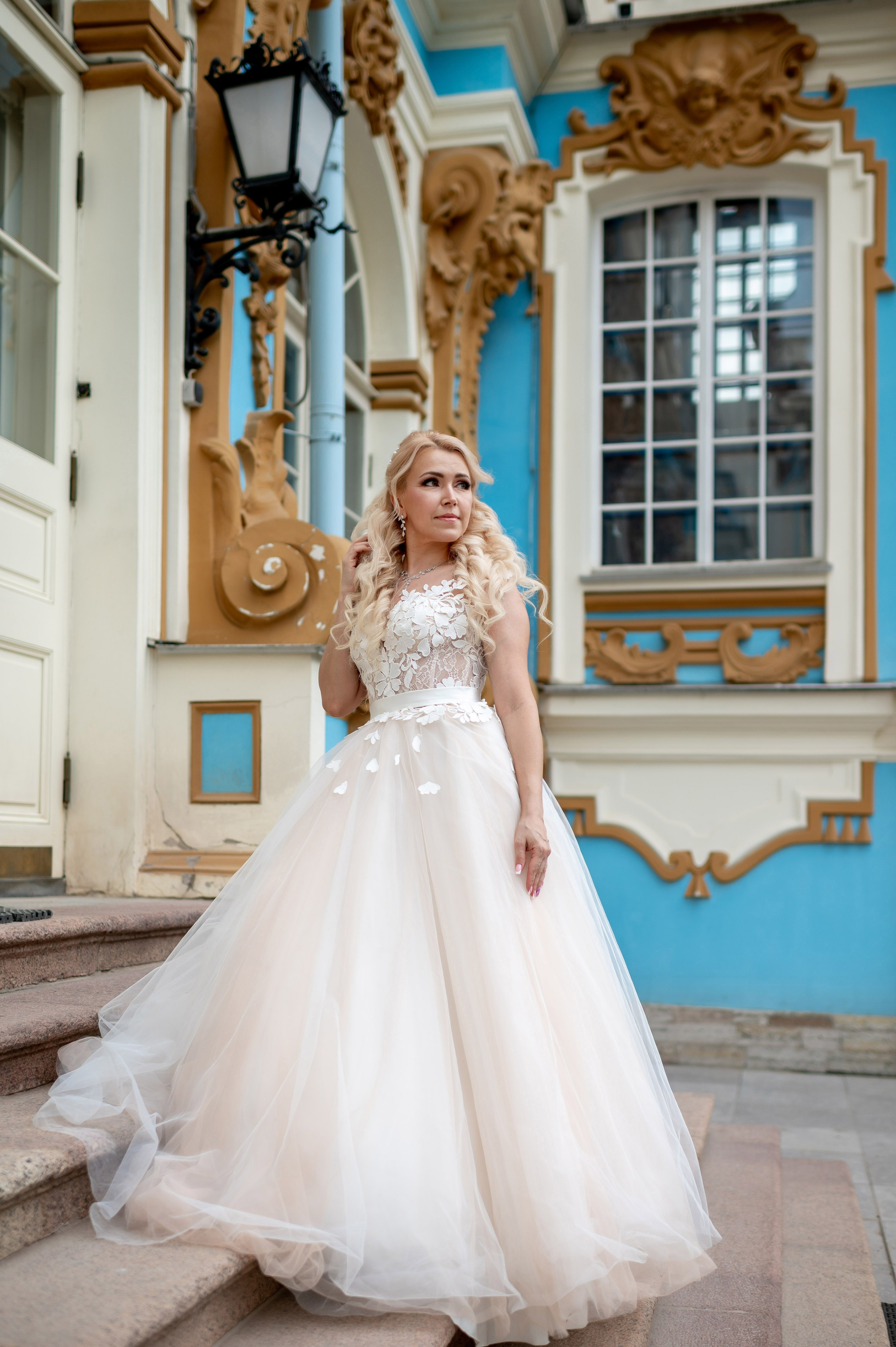 Евгения (фотосессия с малиновым chevrolet camaro, в сирени в Пушкине в Екатерининском парке). Портретный, семейный и свадебный фотограф в Санкт-Петербурге и в Пушкине Ширяев Денис