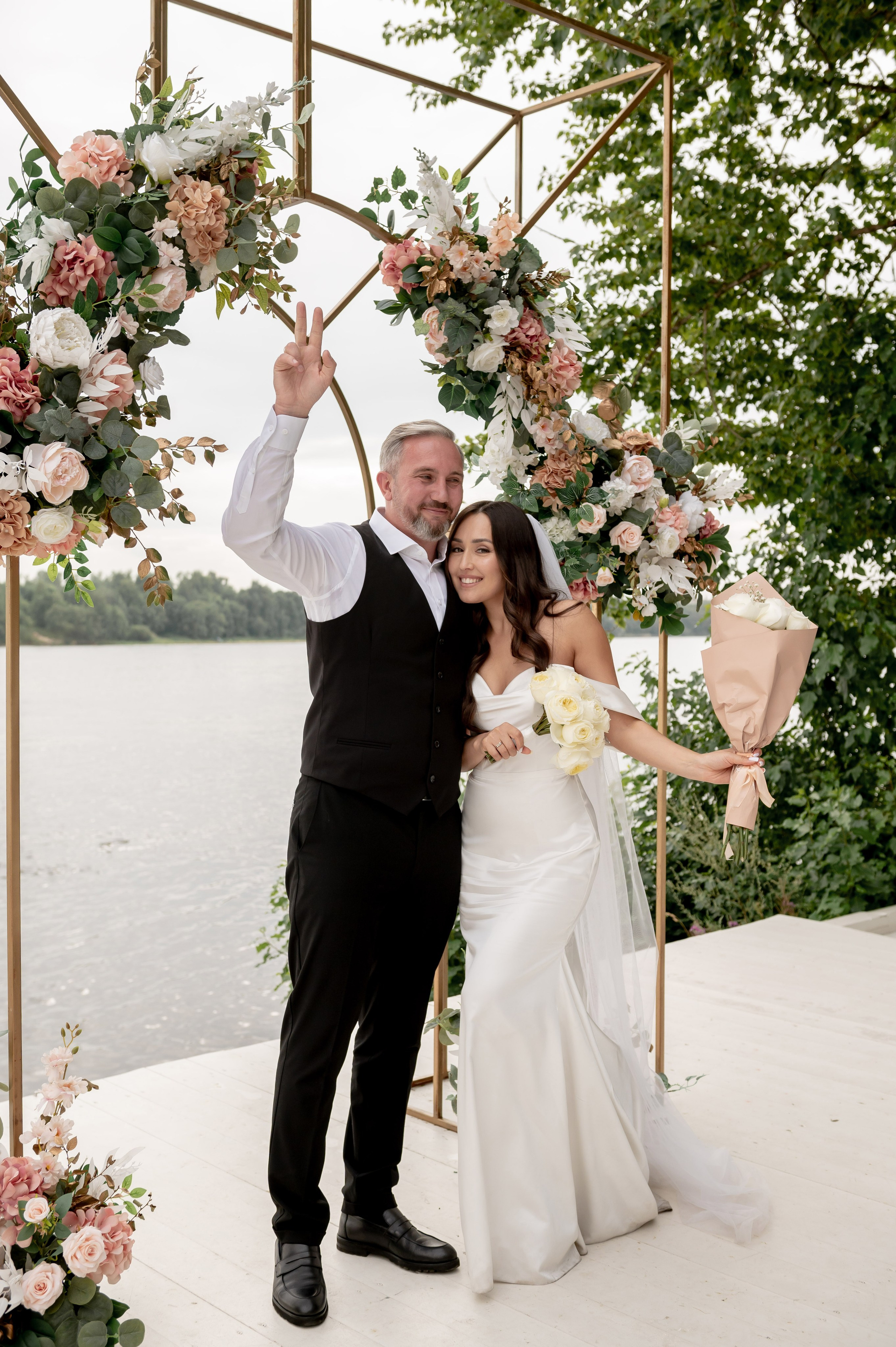 Классическая свадебная фотосессия Аины и Антона по самым красивым местам для свадебной прогулки в Санкт-Петербурге. Портретный, семейный и свадебный фотограф в Санкт-Петербурге и в Пушкине Ширяев Денис