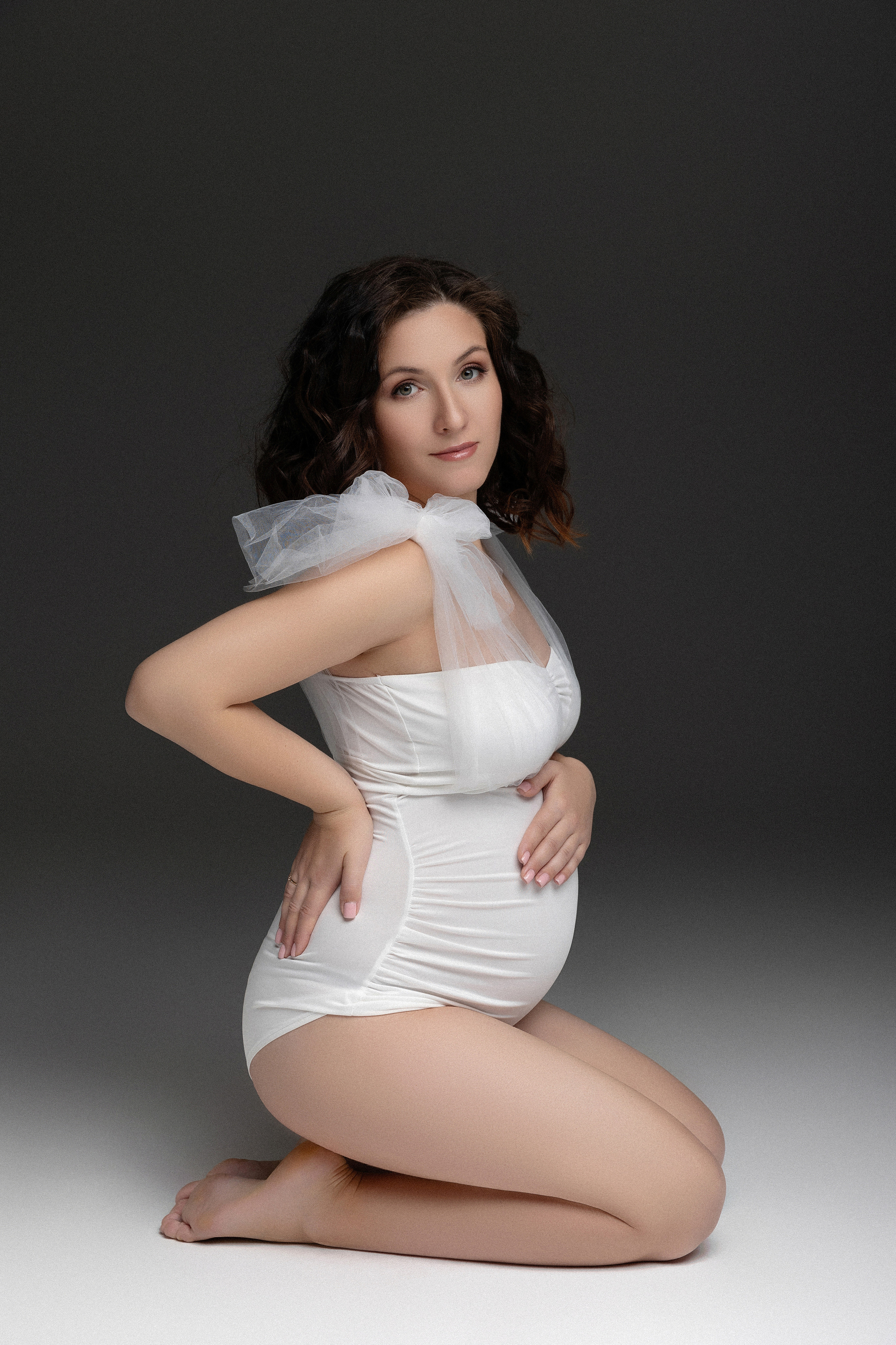 Фотосессия беременности Воронеж. Фотограф беременных Воронеж. Беременность. Фотограф Воронеж. Стильная фотосессия беременности. Фотосессия в стиле Vogue Воронеж. Фотосессия беременности в студии. Фотосессия беременности на циклораме. Стильная фотосессия беременности. Фотосессия все включено Воронеж.