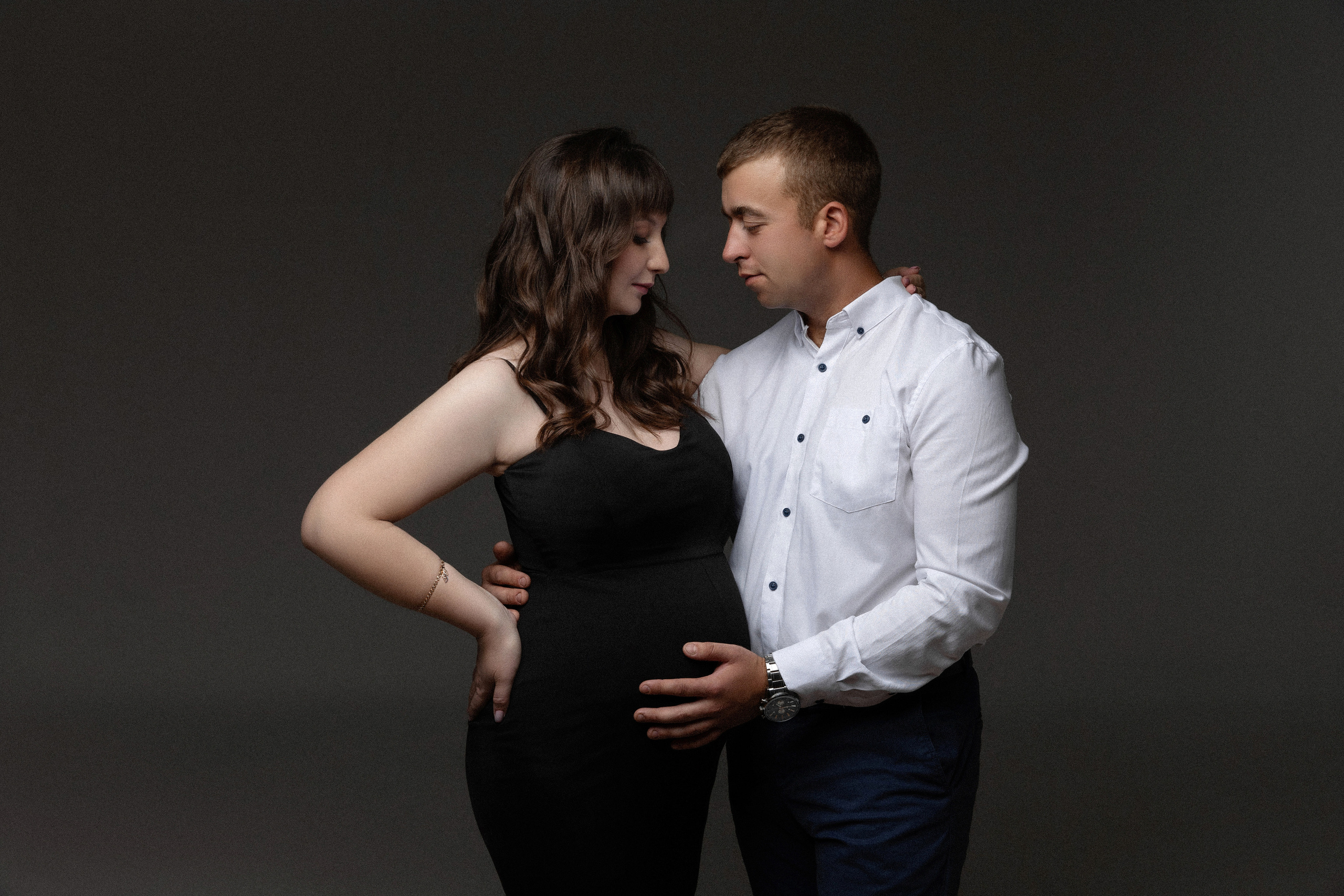 Фотосессия беременности Воронеж. Фотограф беременных Воронеж. Беременность. Фотограф Воронеж. Стильная фотосессия беременности. Фотосессия в стиле Vogue Воронеж. Фотосессия беременности в студии. Фотосессия беременности на циклораме. Стильная фотосессия беременности. Фотосессия все включено Воронеж.