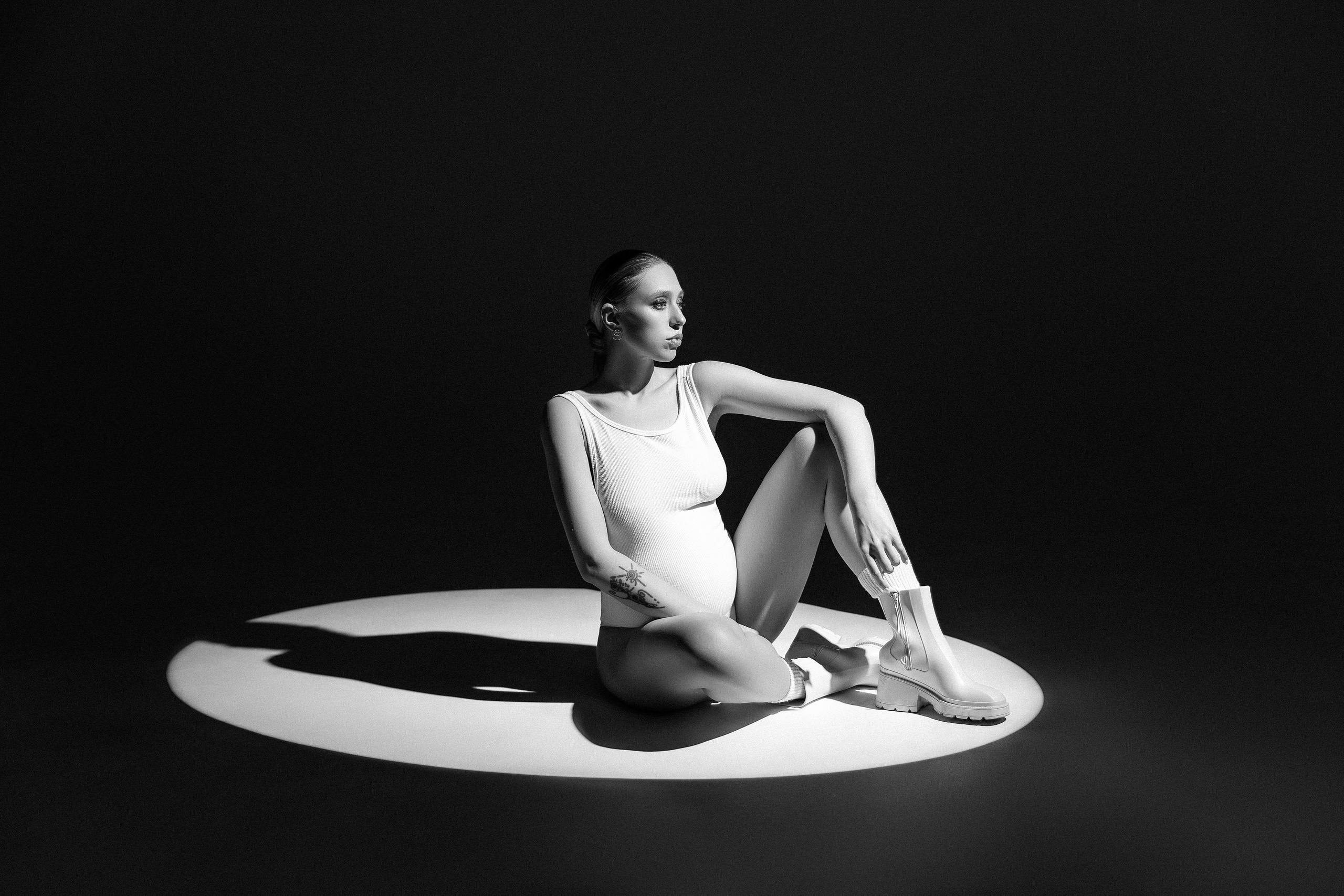 Фотосессия беременности Воронеж. Фотограф беременных Воронеж. Беременность. Фотограф Воронеж. Стильная фотосессия беременности. Фотосессия в стиле Vogue Воронеж. Фотосессия беременности в студии. Фотосессия беременности на циклораме. Стильная фотосессия беременности. Фотосессия все включено Воронеж.