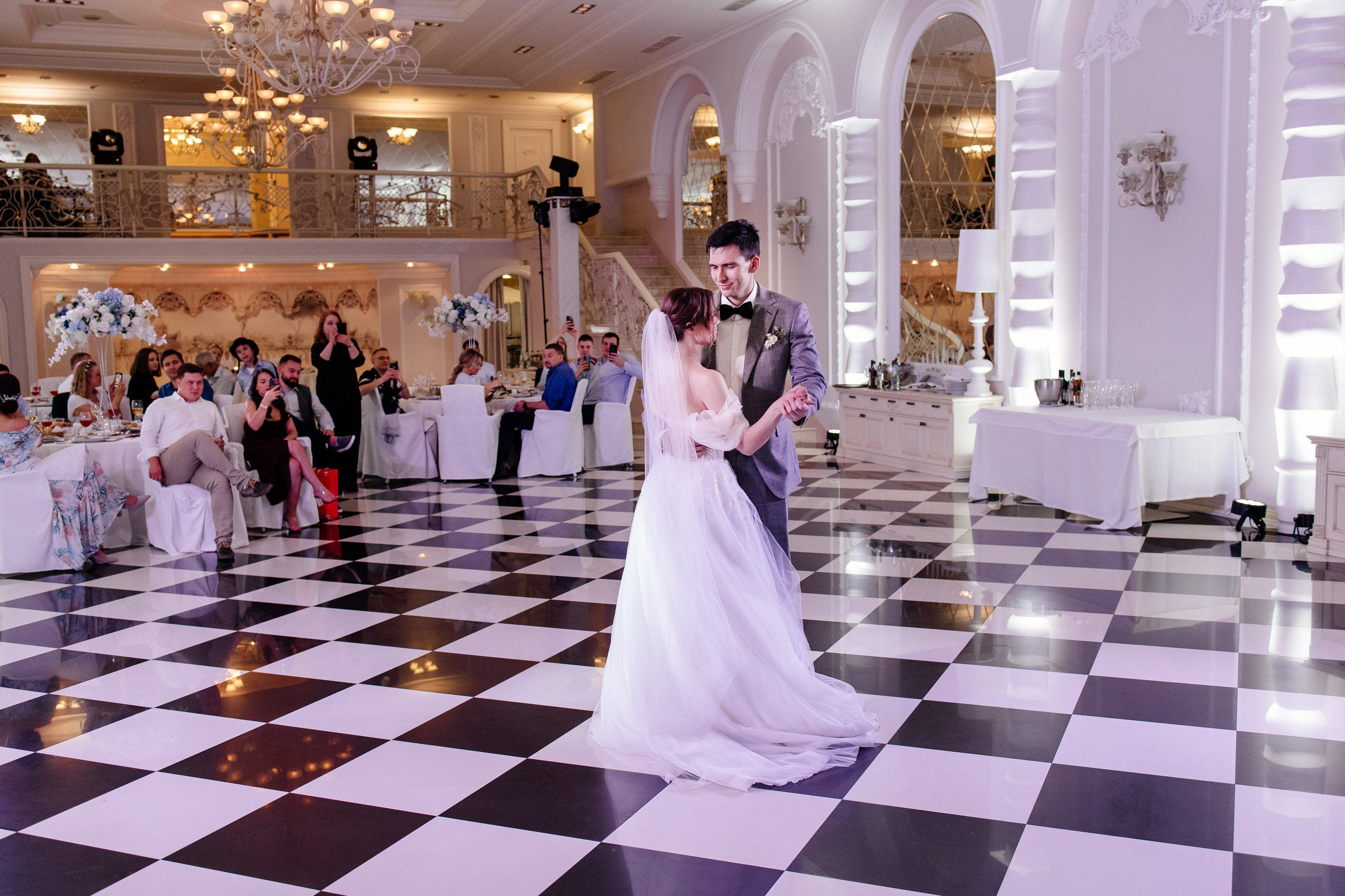 Свадебное утро в Hyatt Regency Хаятт Редженси, свадебная прогулка на Арме и банкет в О’Шалей. Свадебный и семейный фотограф Екатерина Иванова