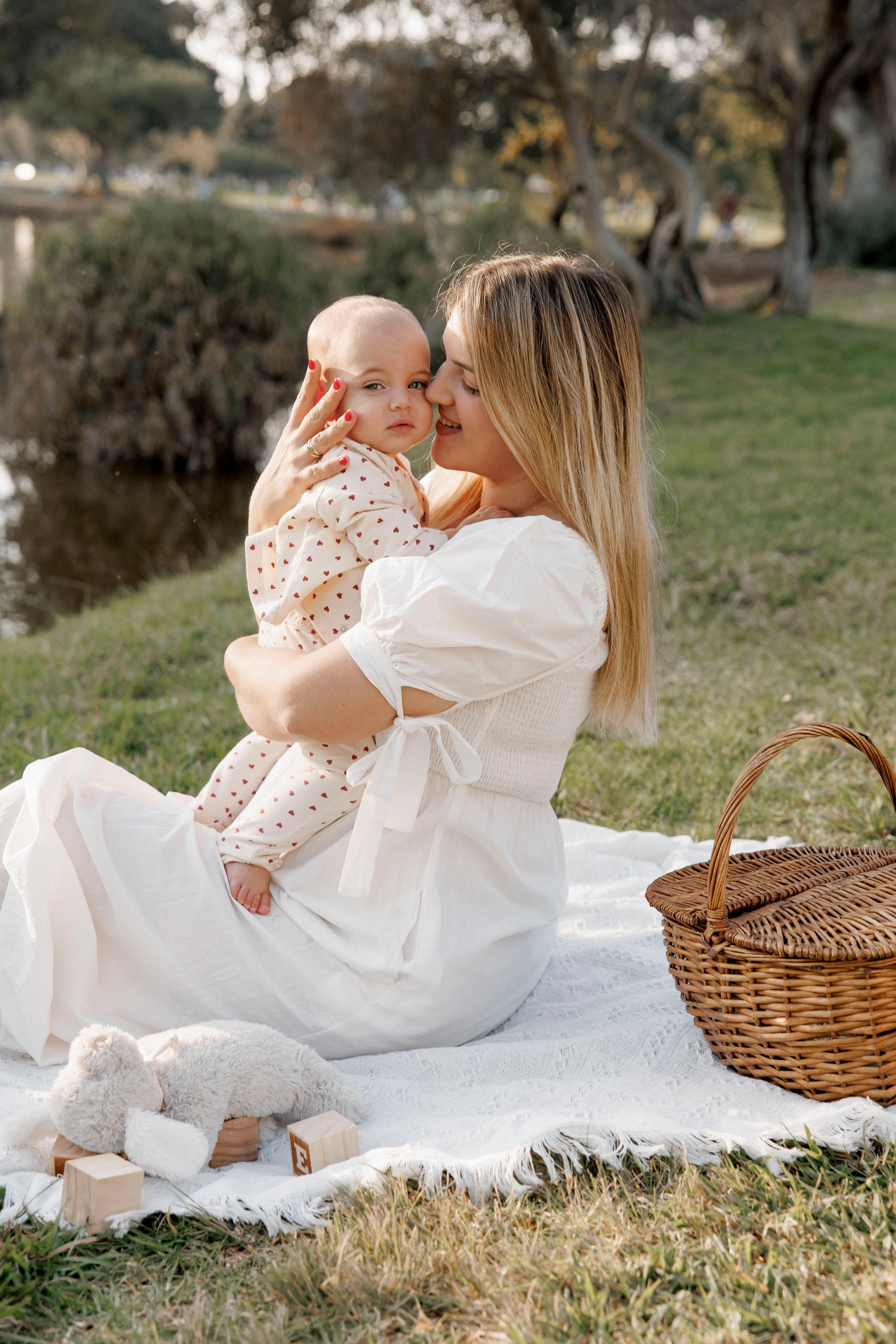 First year photoshoot inside the park (sunset). Wedding and family photographer