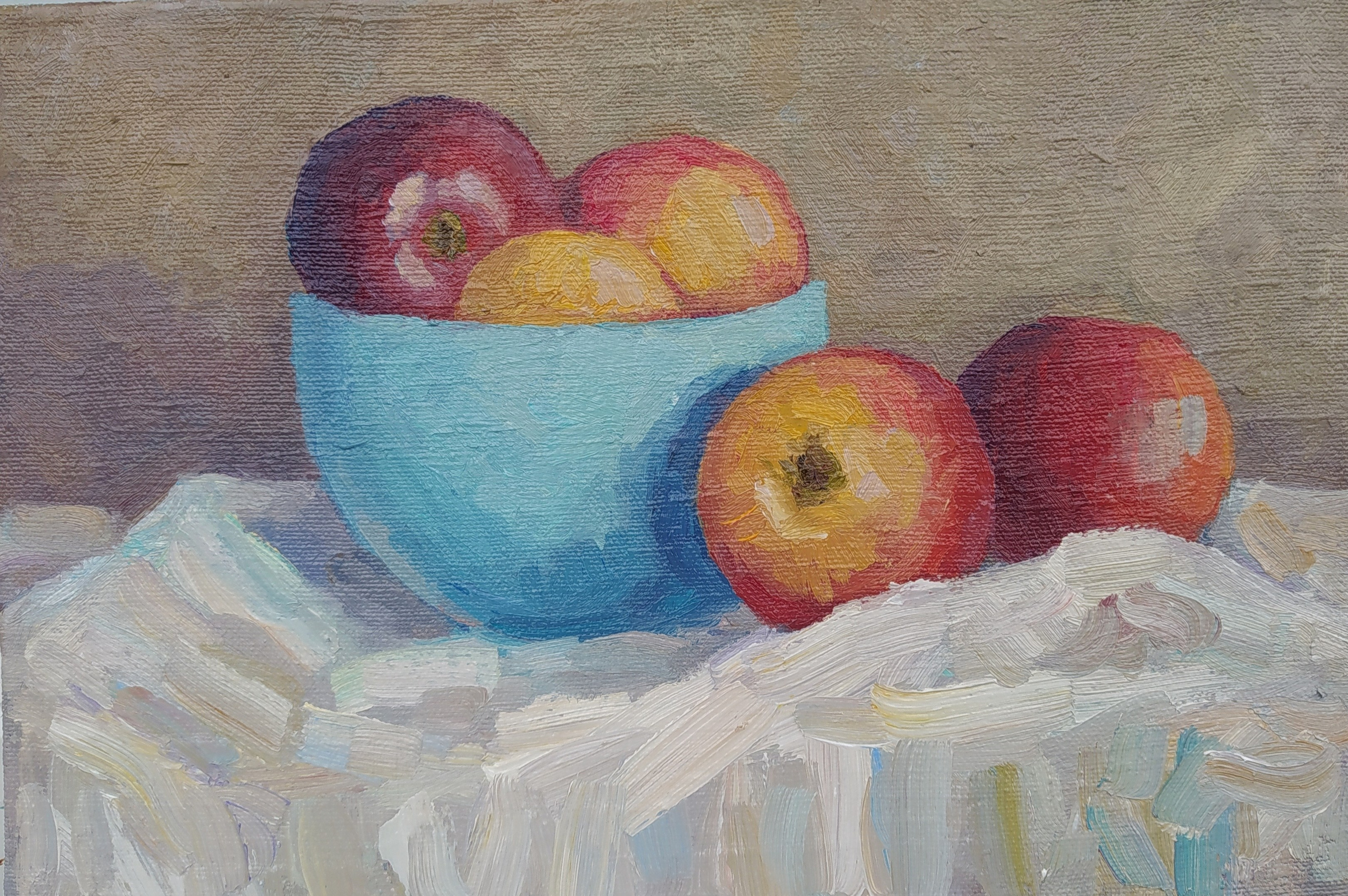 Спелые яблоки в голубой тарелке на светлом фоне - Картина маслом 