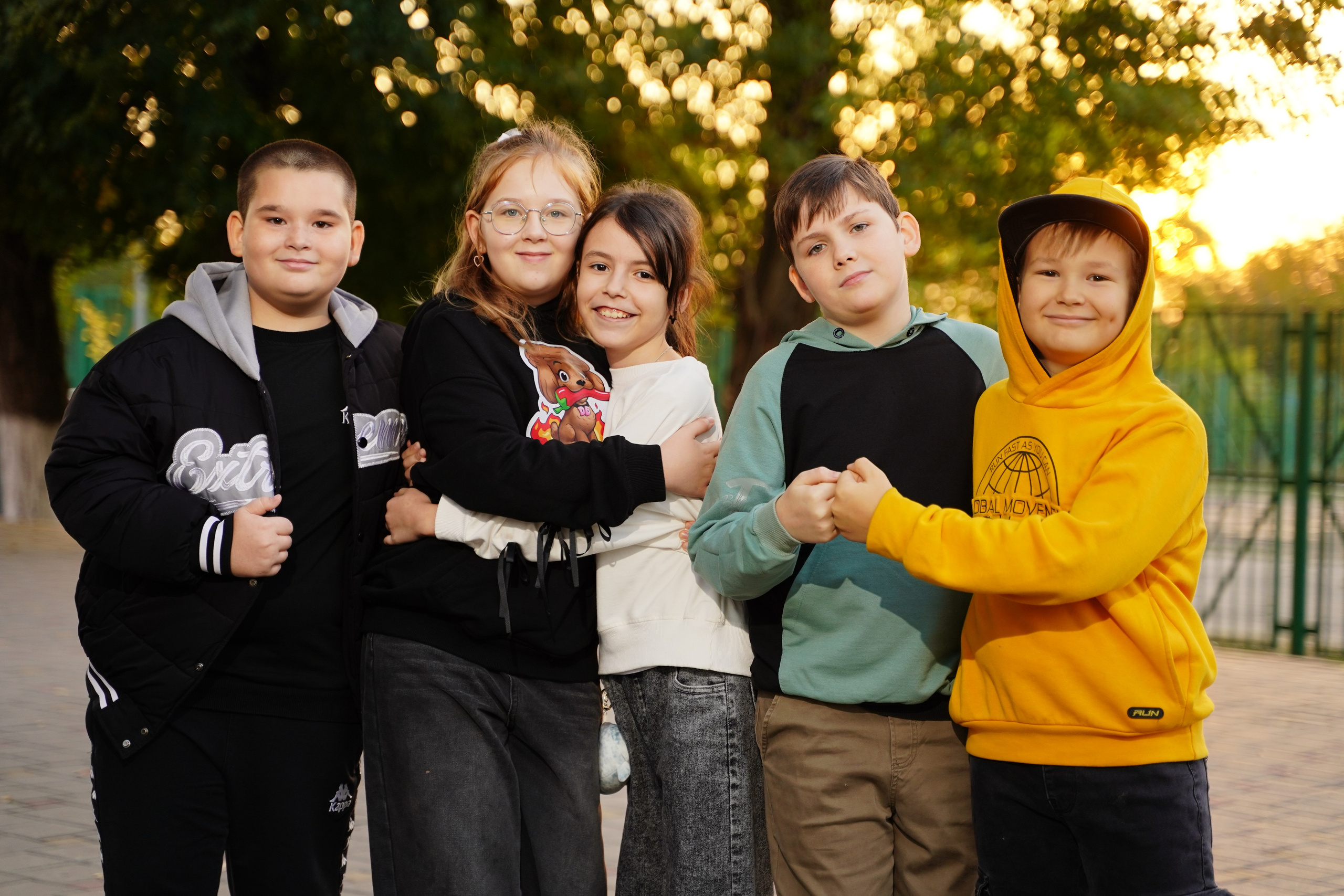 Фото с другом. MEMENTO.Выпускные альбомы, школьные, юбилейные и другие книги. Ростов-на-Дону