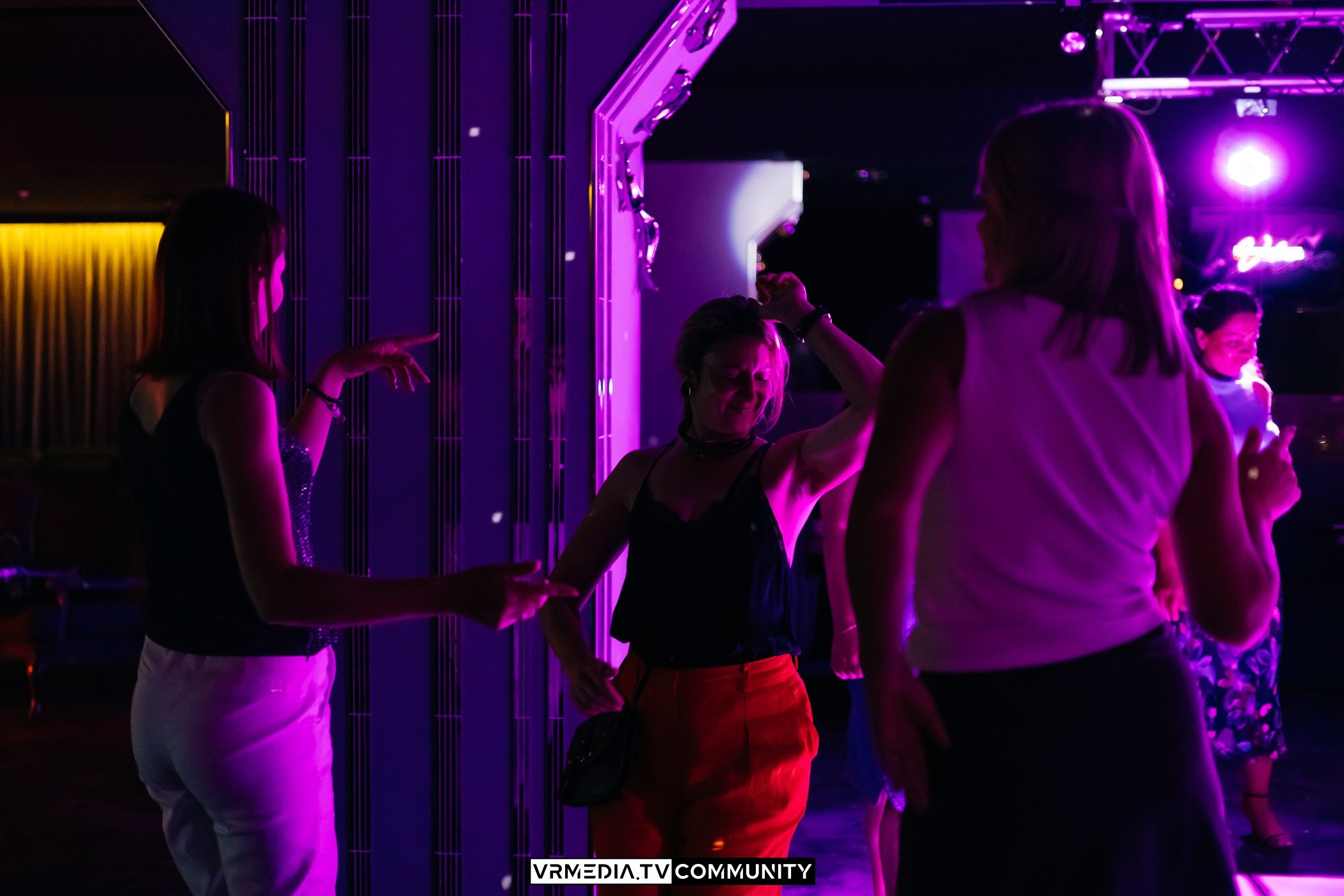 Караоке-бар «Volna»: Золотые 2000-е