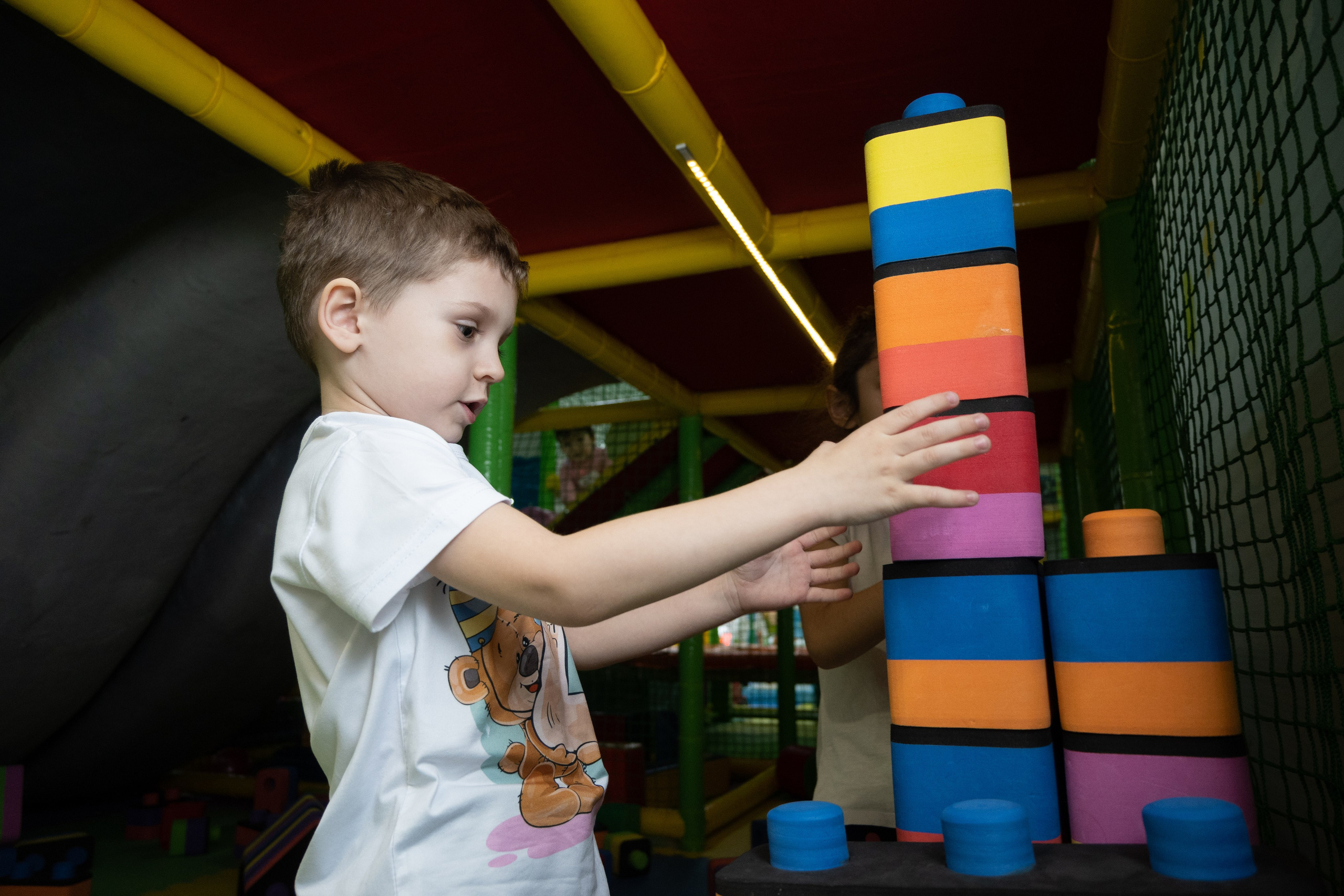 Маленький именинник в игровой комнате. Фотограф и видеограф в Москве Анна Матюхина