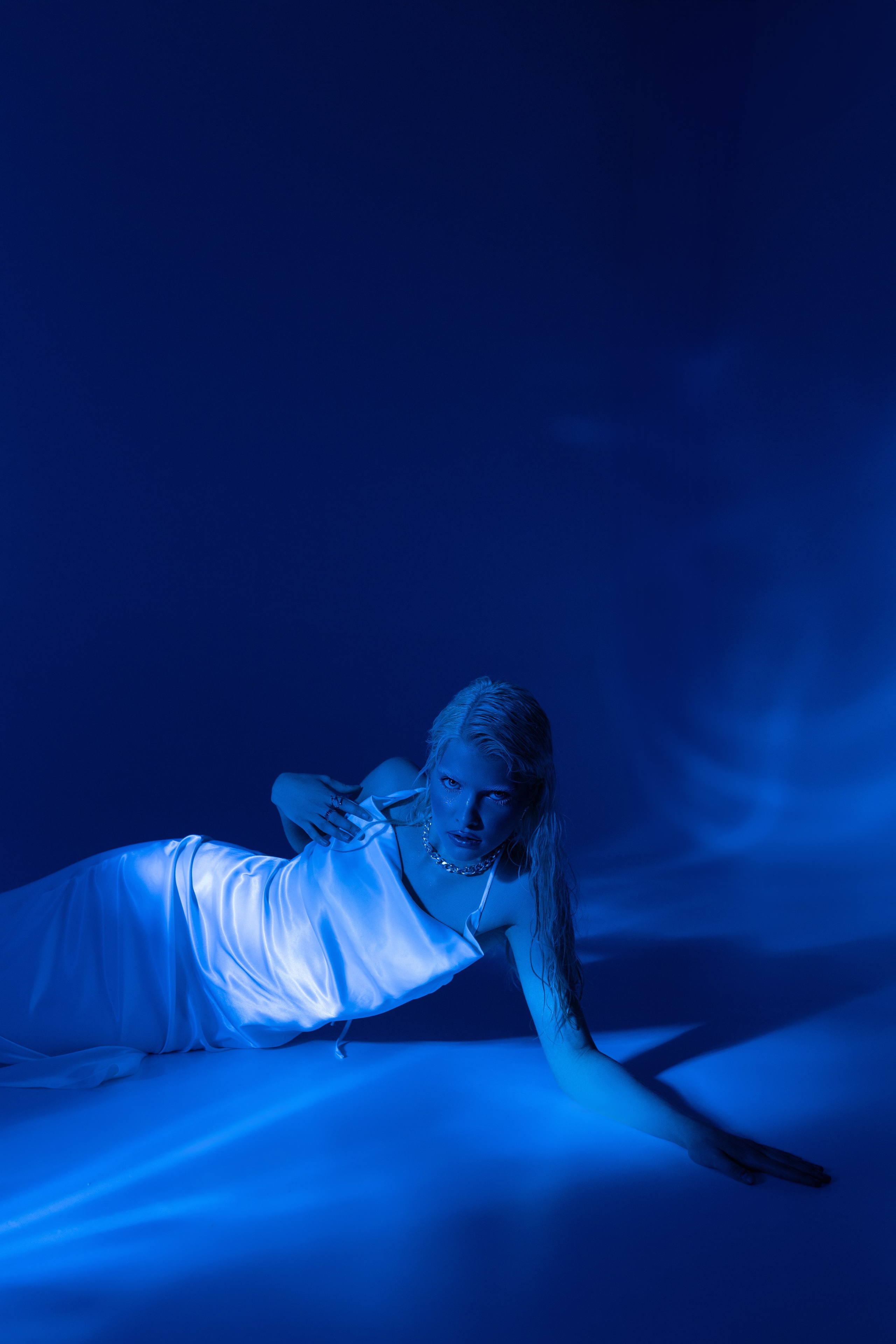 Цветной свет и фигуры. Фотограф Минск