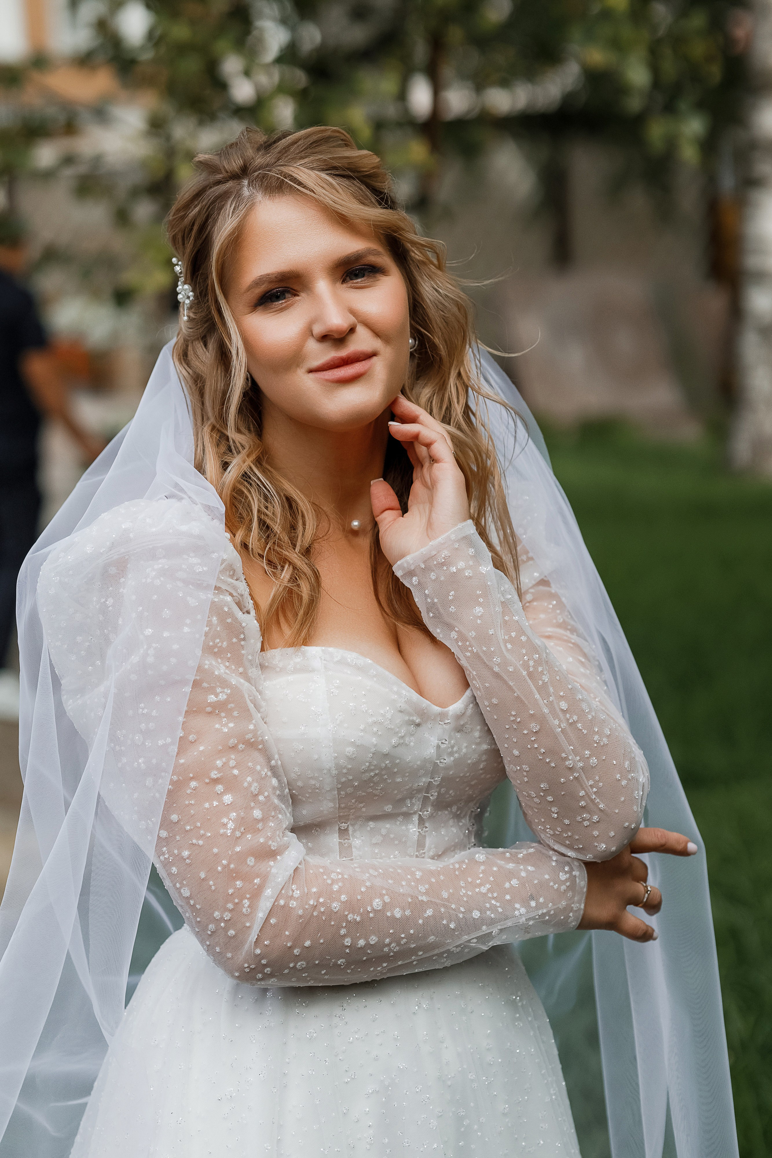 Трогательная выездная церемония в уютном дворике отеля. Олег Сверчков | Свадебный фотограф Вологда