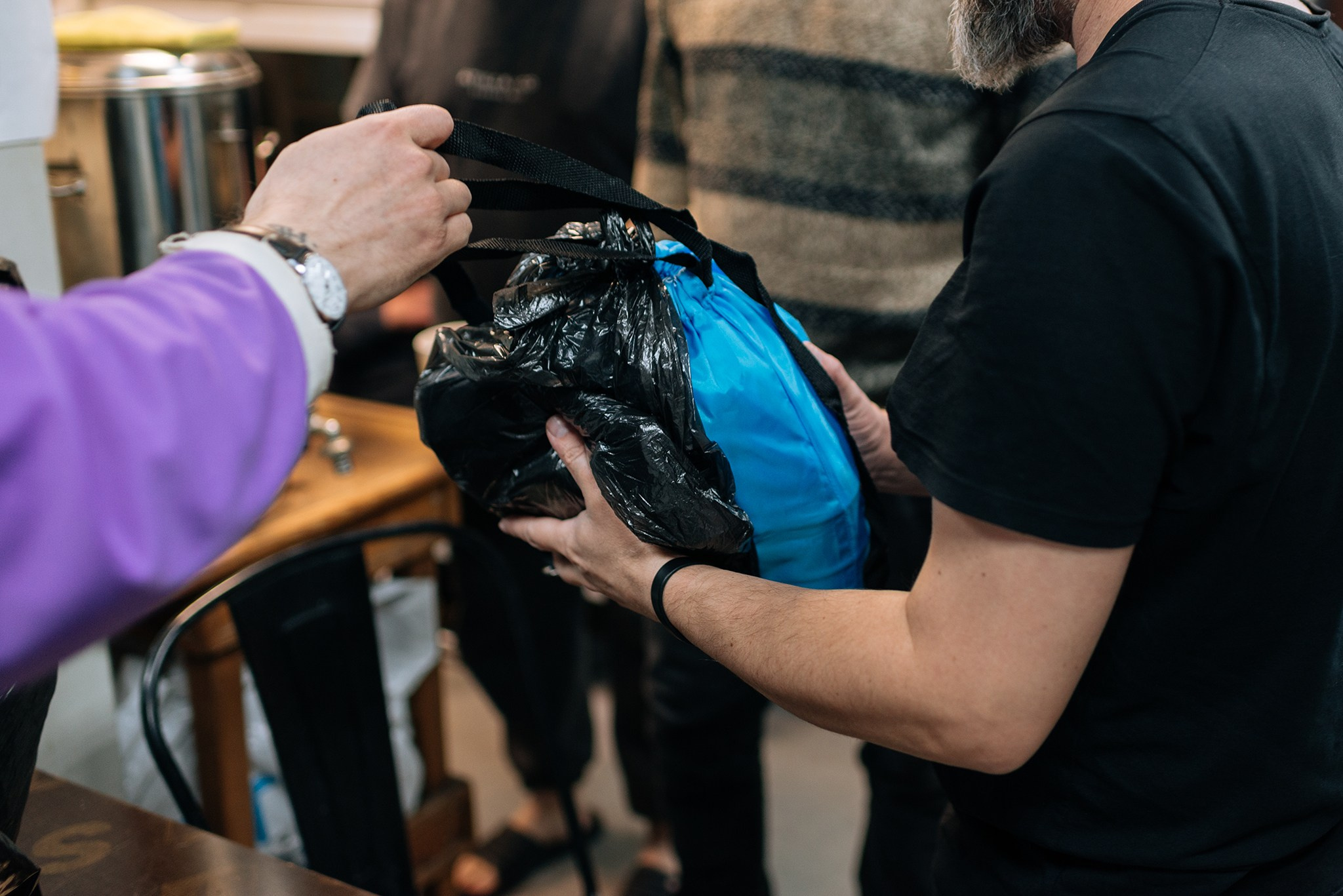 Выдача подарков в Пункте обогрева и Ночном приюте. Репортажный фотограф в Санкт-Петербурге Анастасия Клёпова