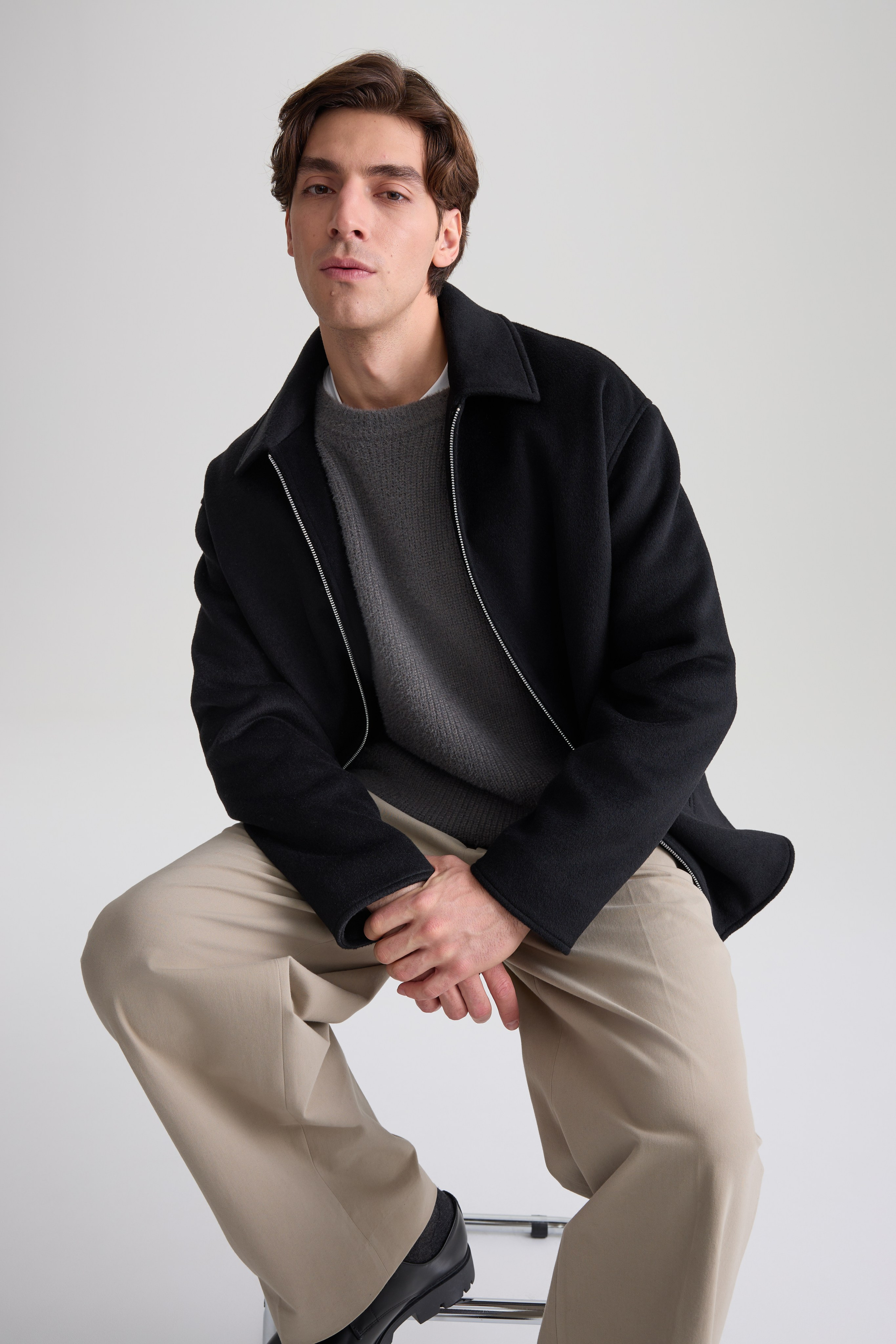 Фотограф Артём Галицкий. Специализируюсь на студийной съёмке одежды: каталоги, лукбуки, предметная съёмка. Опыт работы с fashion-брендами, маркетплейсами и коммерческими проектами. Грамотно выстраиваю свет, работаю быстро и точно под задачу. Также имею опыт работы гафером — отлично знаю световое оборудование и техническую сторону съёмочного процесса.