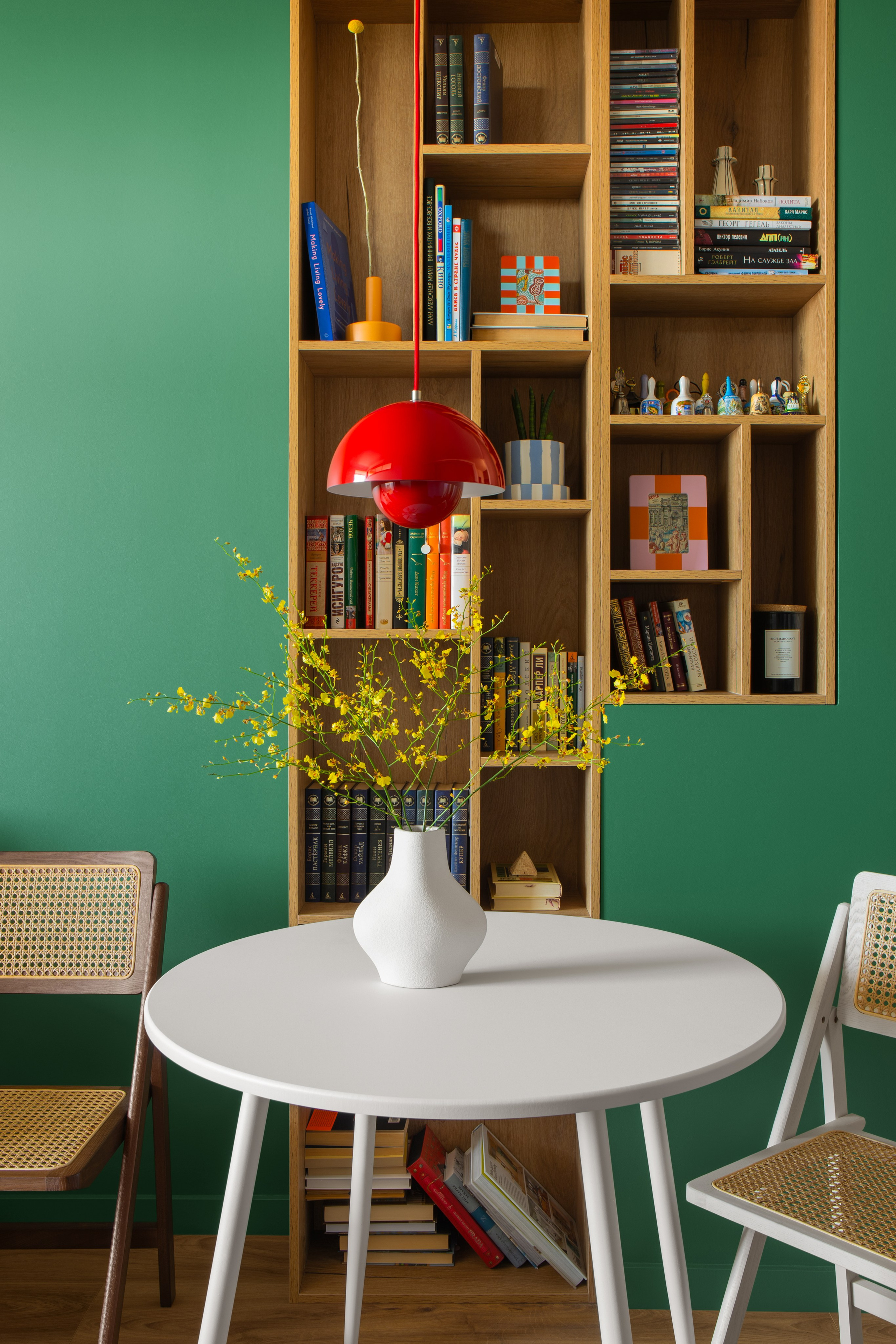 Интерьерная фотография маленькой квартиры с дизайнерским ремонтом и декором.