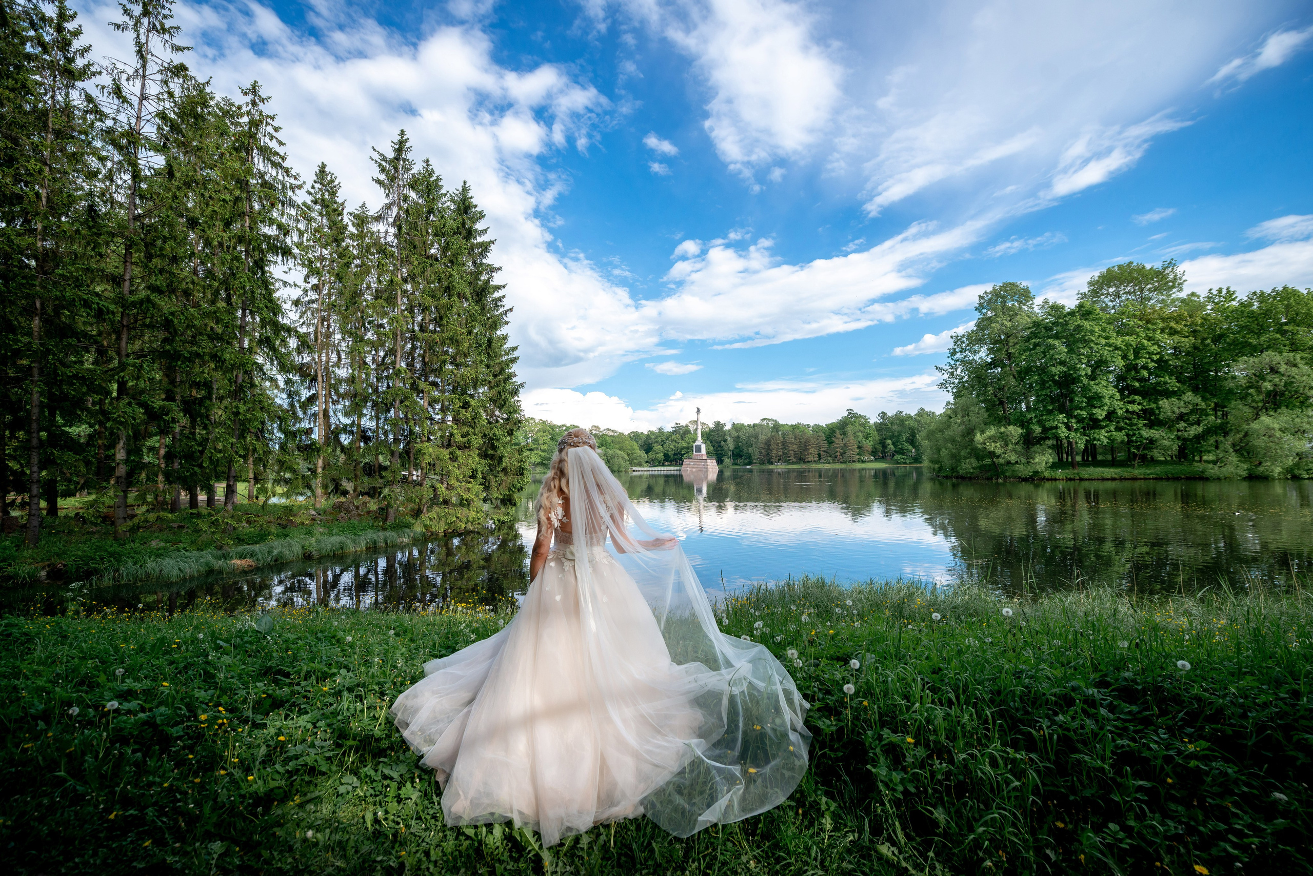 Евгения (фотосессия с малиновым chevrolet camaro, в сирени в Пушкине в Екатерининском парке). Портретный, семейный и свадебный фотограф в Санкт-Петербурге и в Пушкине Ширяев Денис