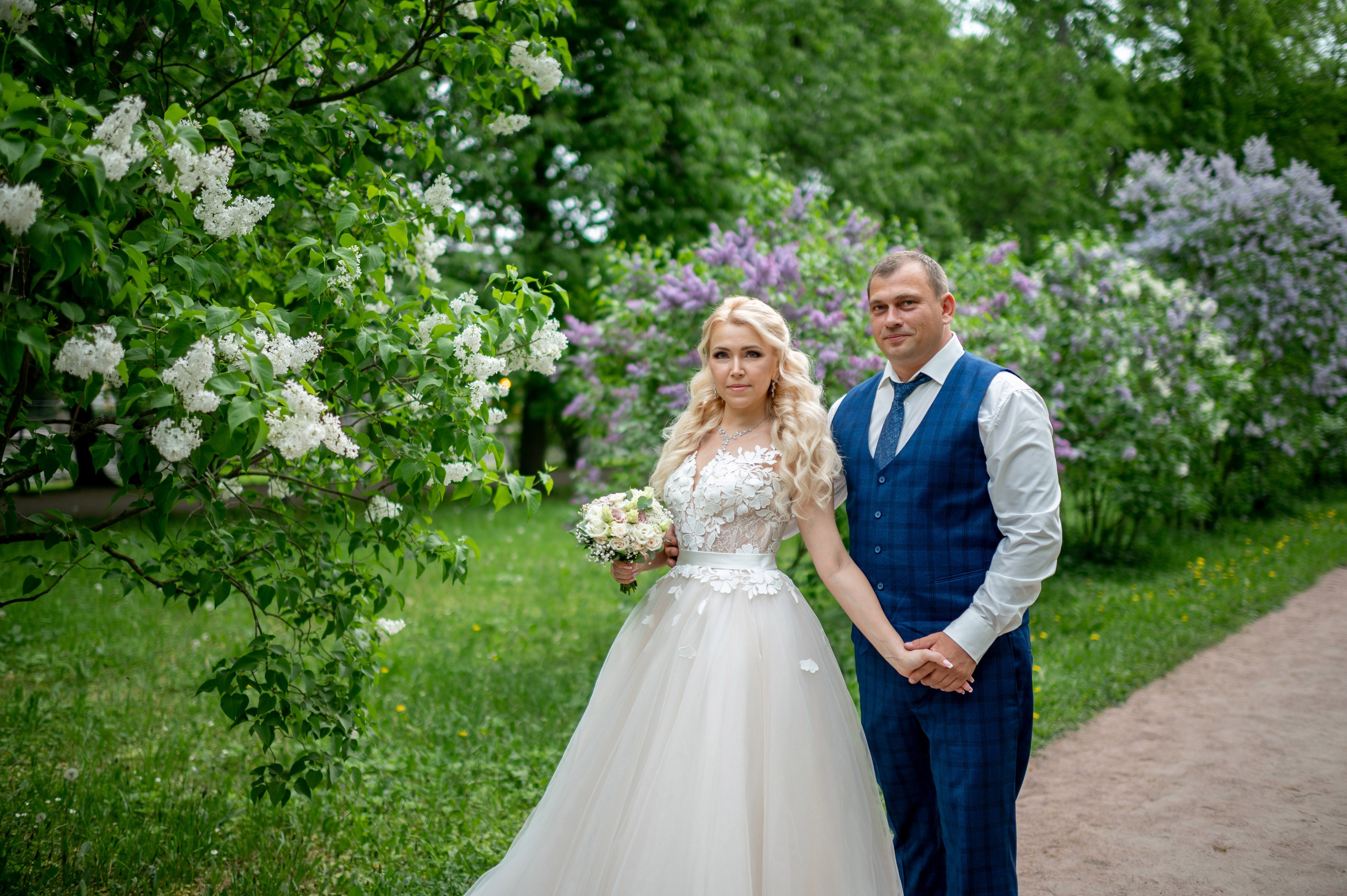 Евгения (фотосессия с малиновым chevrolet camaro, в сирени в Пушкине в Екатерининском парке). Портретный, семейный и свадебный фотограф в Санкт-Петербурге и в Пушкине Ширяев Денис