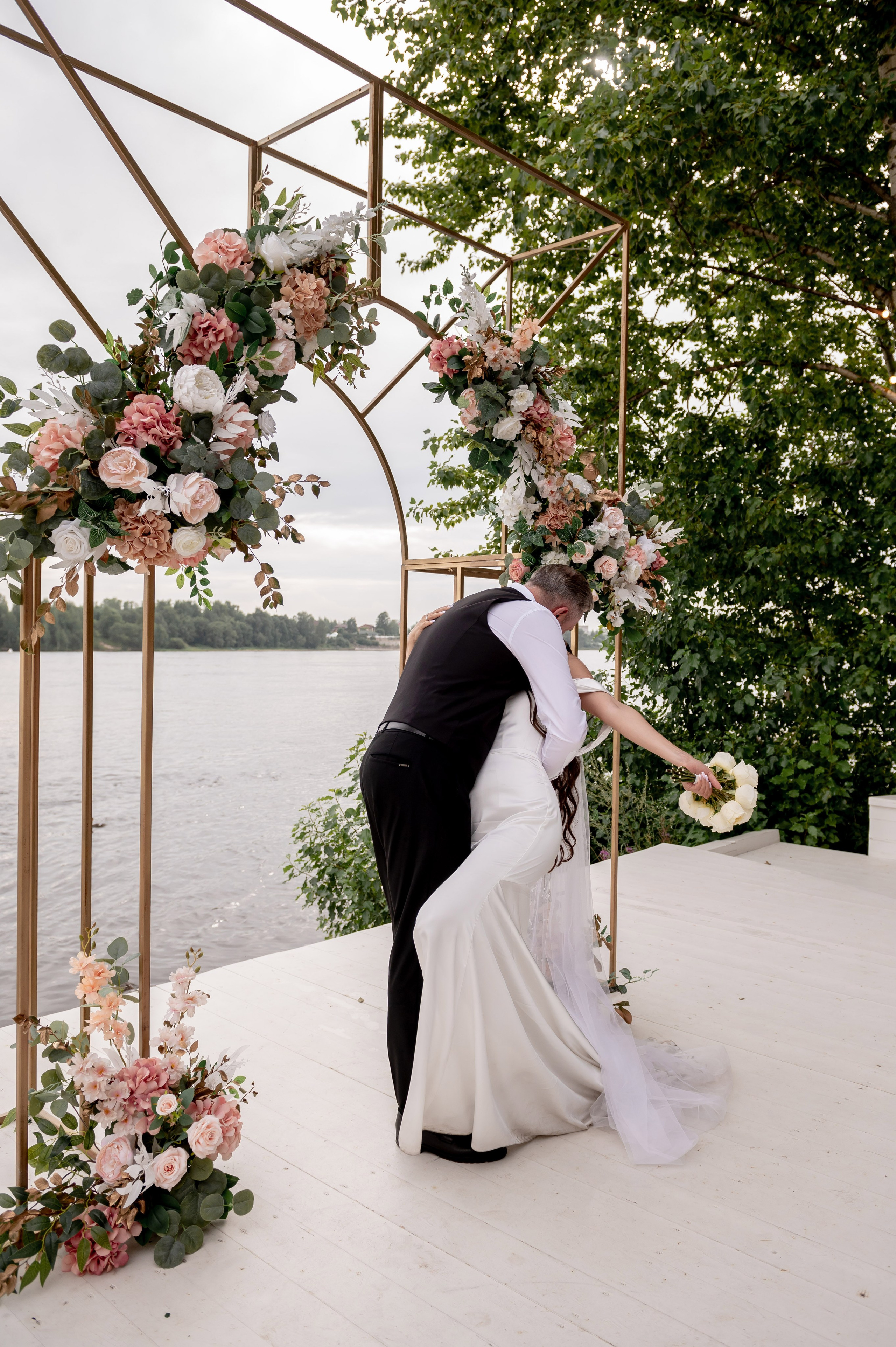 Классическая свадебная фотосессия Аины и Антона по самым красивым местам для свадебной прогулки в Санкт-Петербурге. Портретный, семейный и свадебный фотограф в Санкт-Петербурге и в Пушкине Ширяев Денис