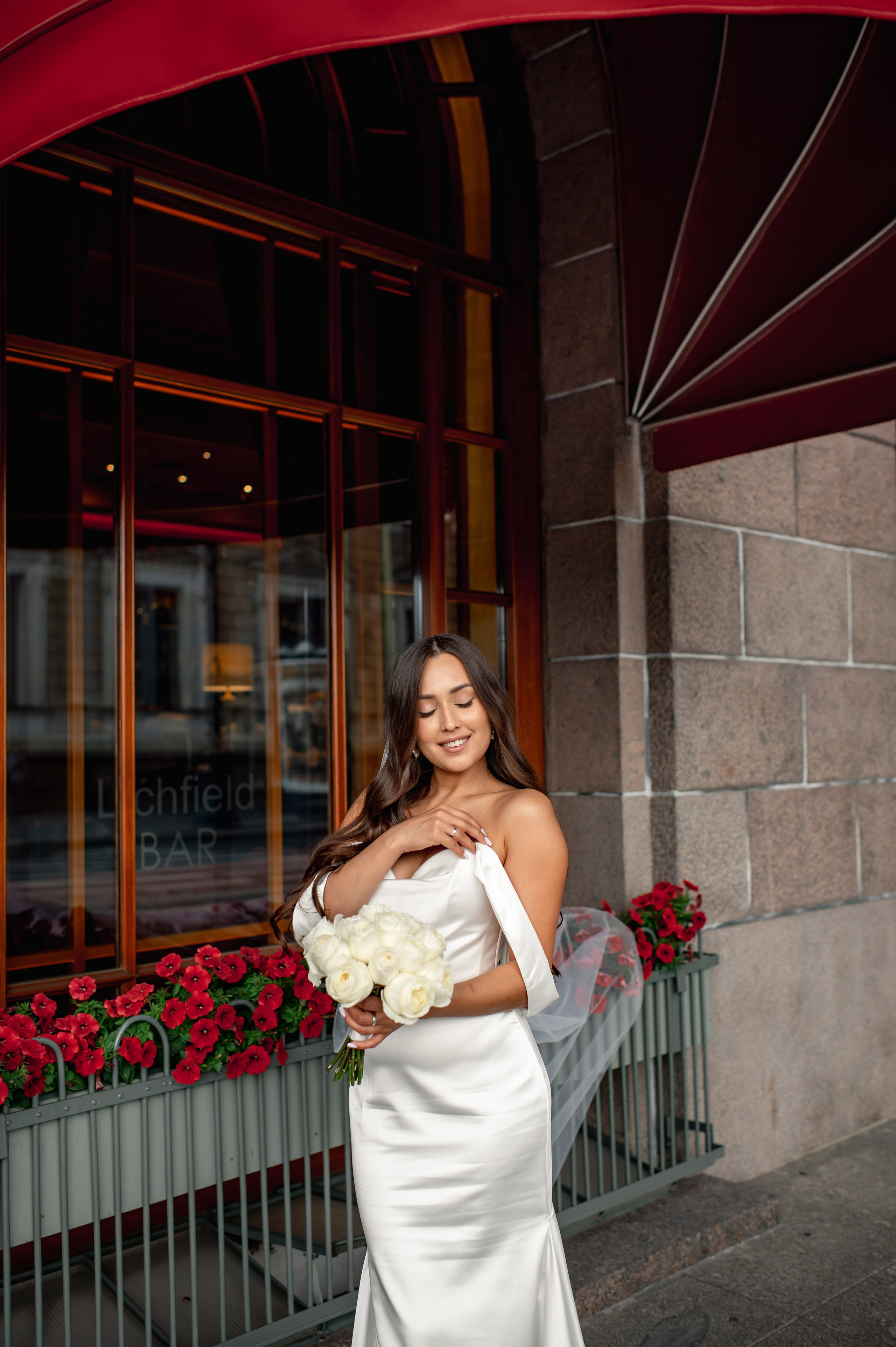 Классическая свадебная фотосессия Аины и Антона по самым красивым местам для свадебной прогулки в Санкт-Петербурге. Портретный, семейный и свадебный фотограф в Санкт-Петербурге и в Пушкине Ширяев Денис