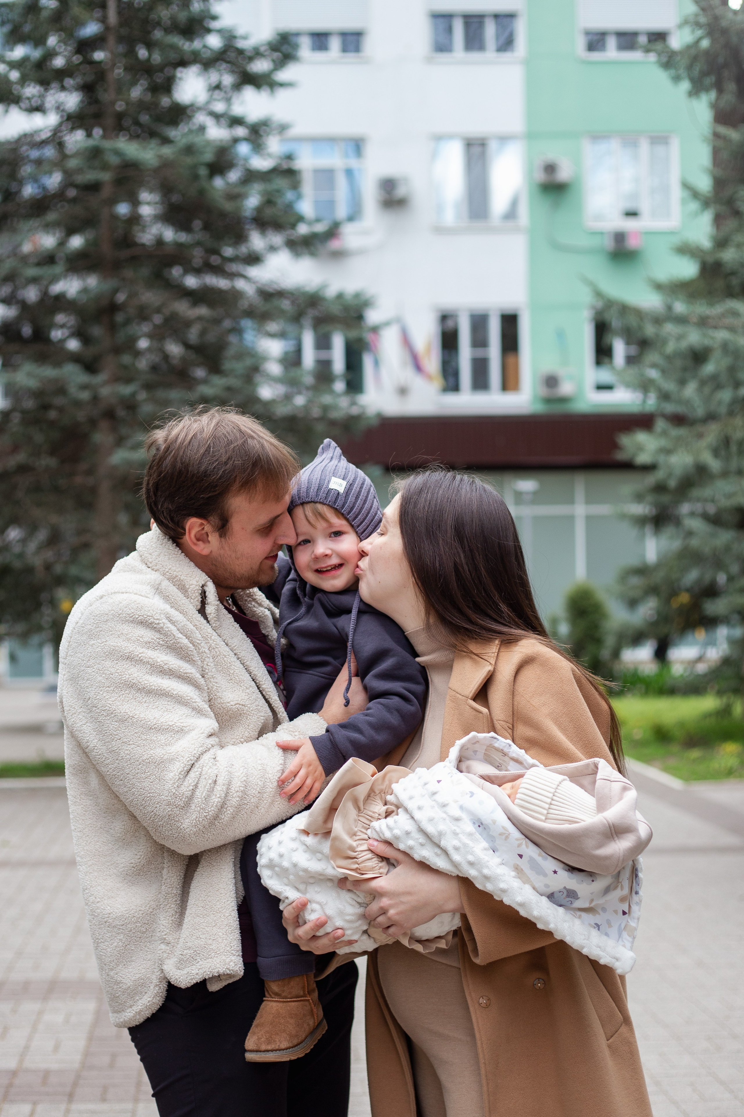 Выписка из роддома. Фотограф Краснодара, фотограф в парке Галецкого.репортажный фотограф. детский фотограф, свадебный фотограф. профессиональный фотограф
