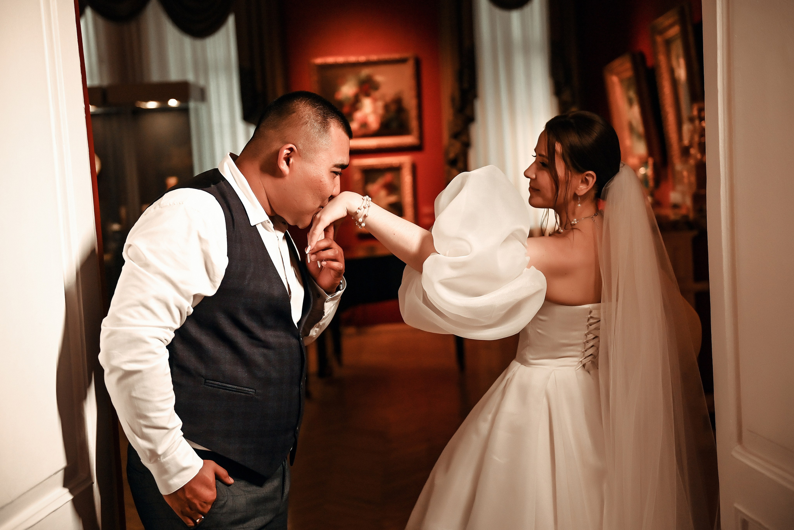 Небольшая свадебная серия в музее и прогулкой под дождем Эльмиры и Ризата. Свадебный, семейный, детский, контент фотограф в Омске Максим Ильин