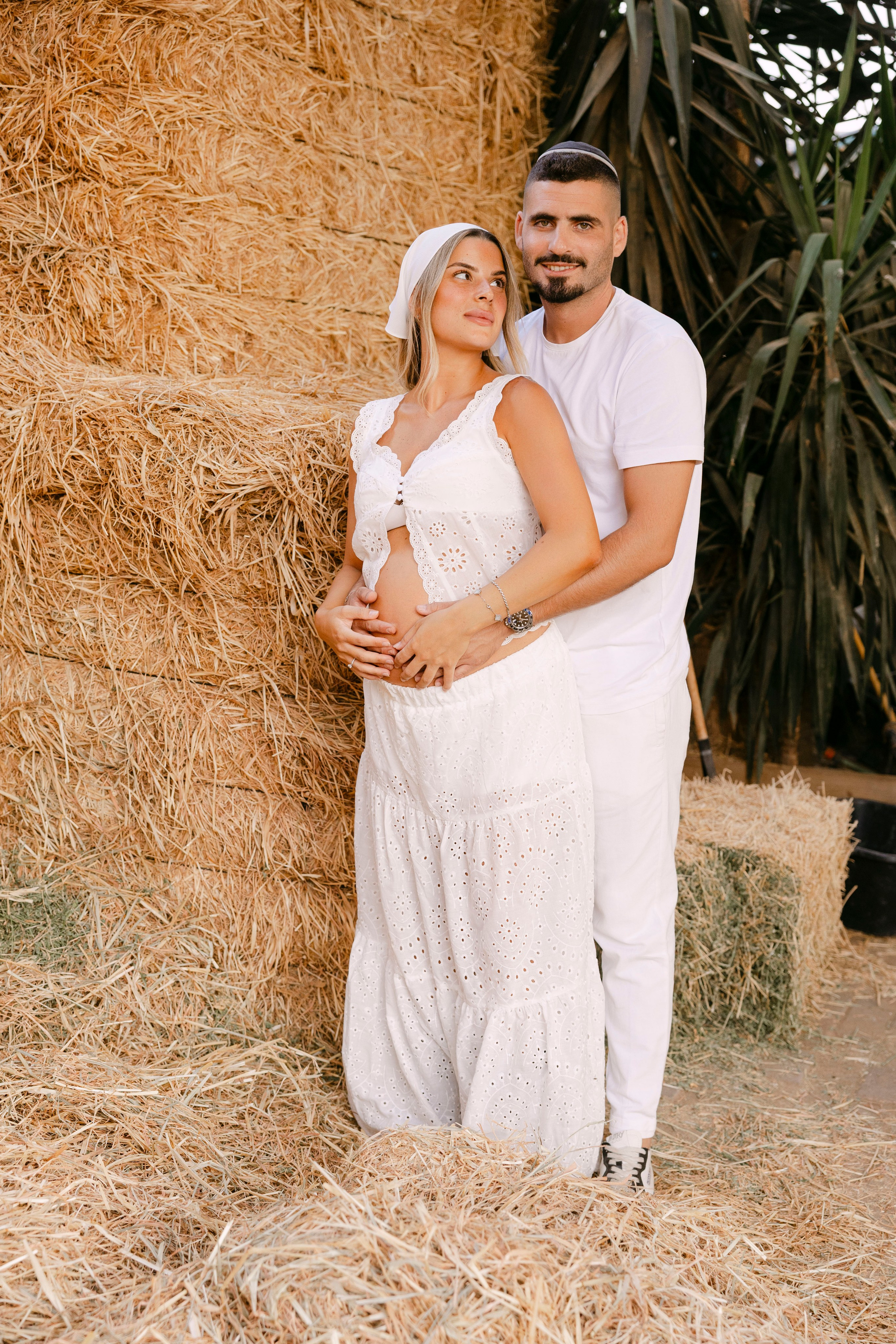 Pregnancy photoshoot at the horse farm. Главная