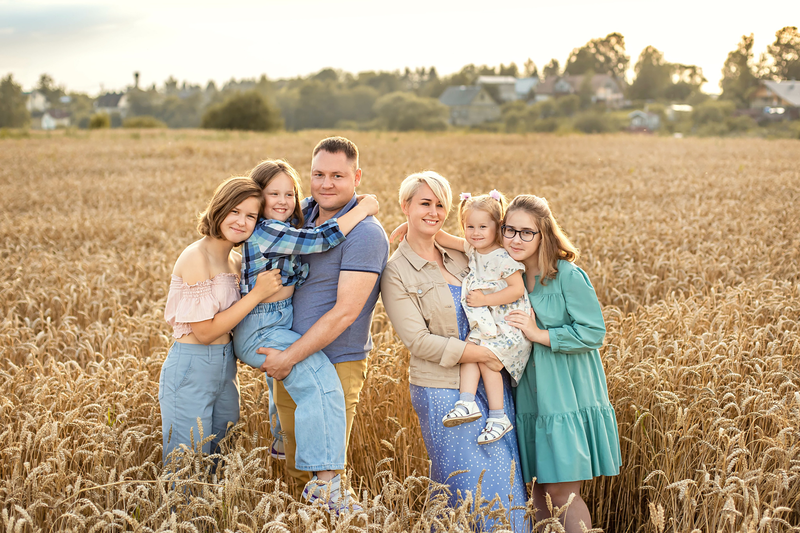 Съемка родителей и дочерей в поле ржи в Ленинградской области