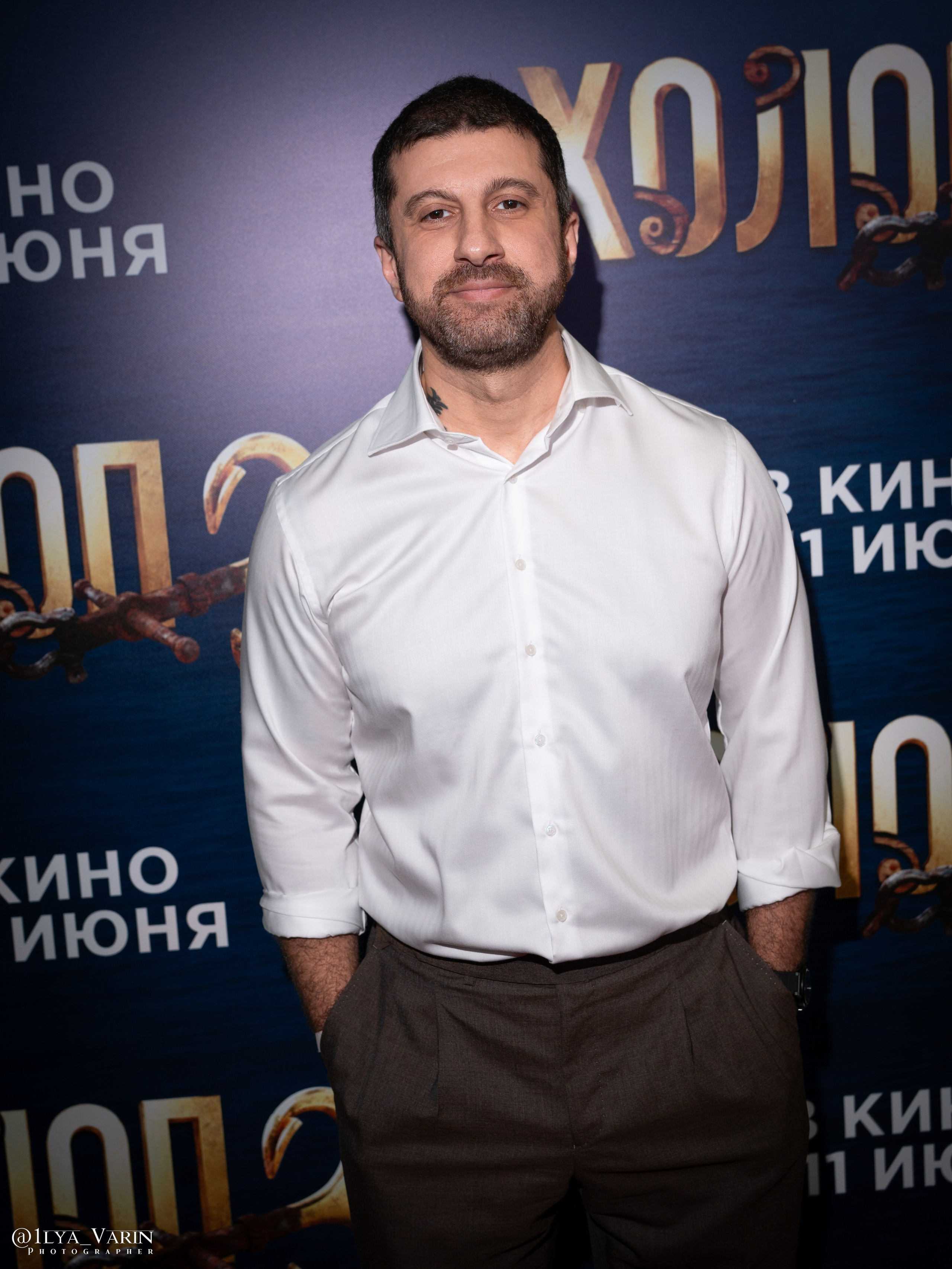 Премьера фильма Холоп 3 прошла в кинотеатре КАРО 11. Была красная дорожка со звездами и селебрити, Холоп 3 уже можно смотреть в хорошем. 