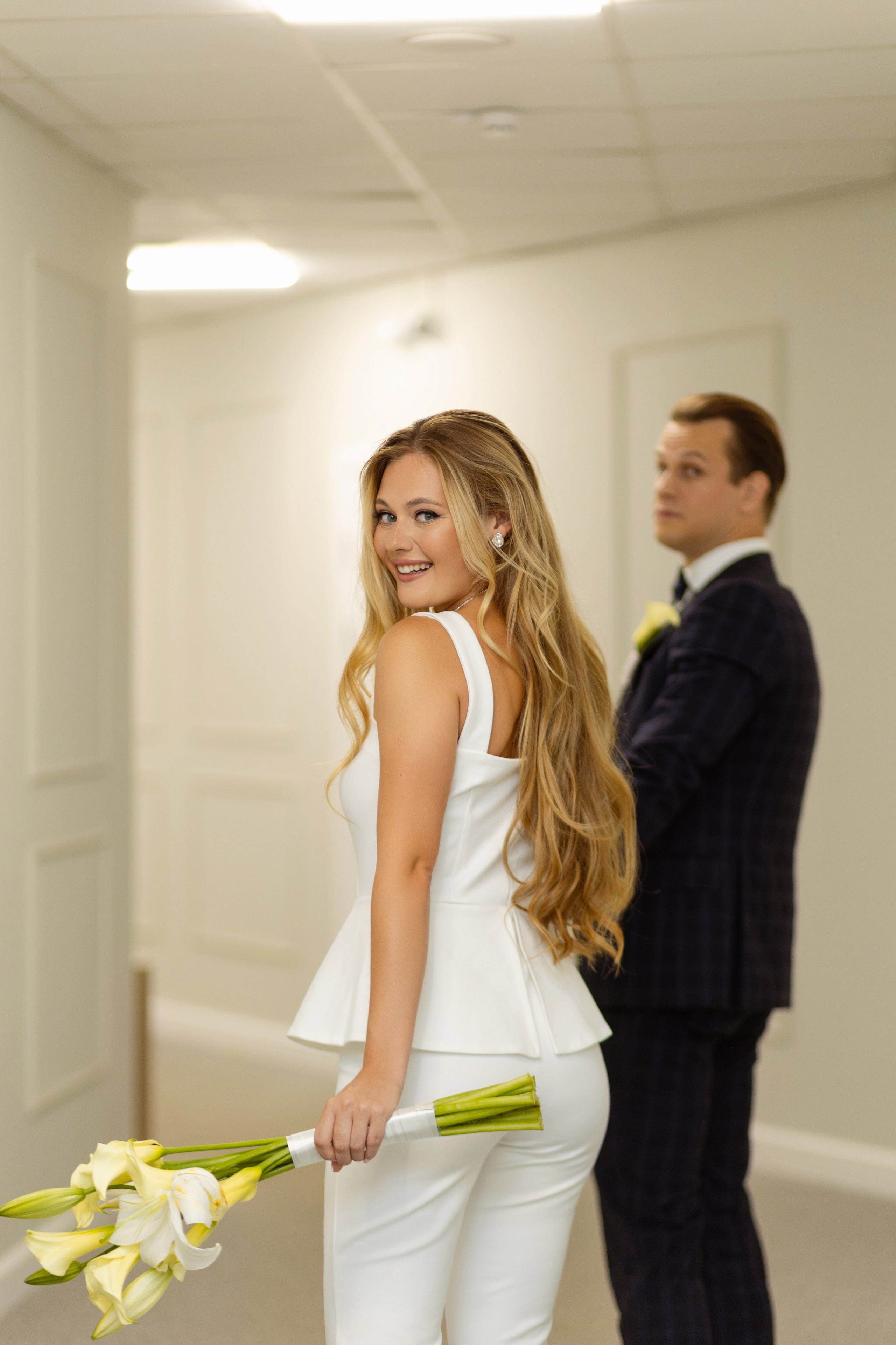 Невеста и жених идут в будущее с улыбкой на устах.