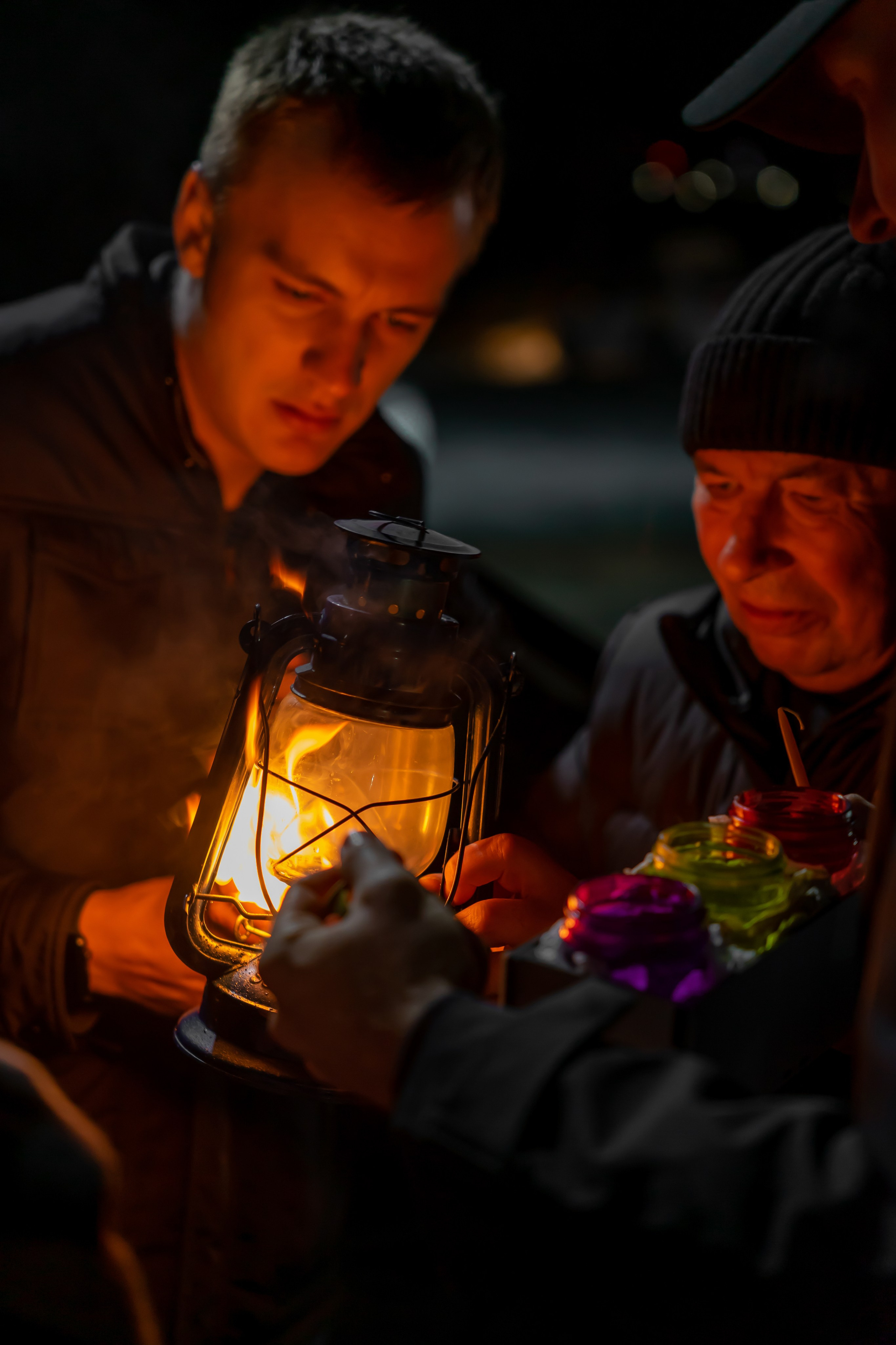 Передача Благодатного огня в темноте Пулково 2022: верующие зажигают свечи и лампады от Святого света, эмоциональная ночная фотография прибытия в Санкт-Петербург, автор Мальцев Евгений evrednix.ru.