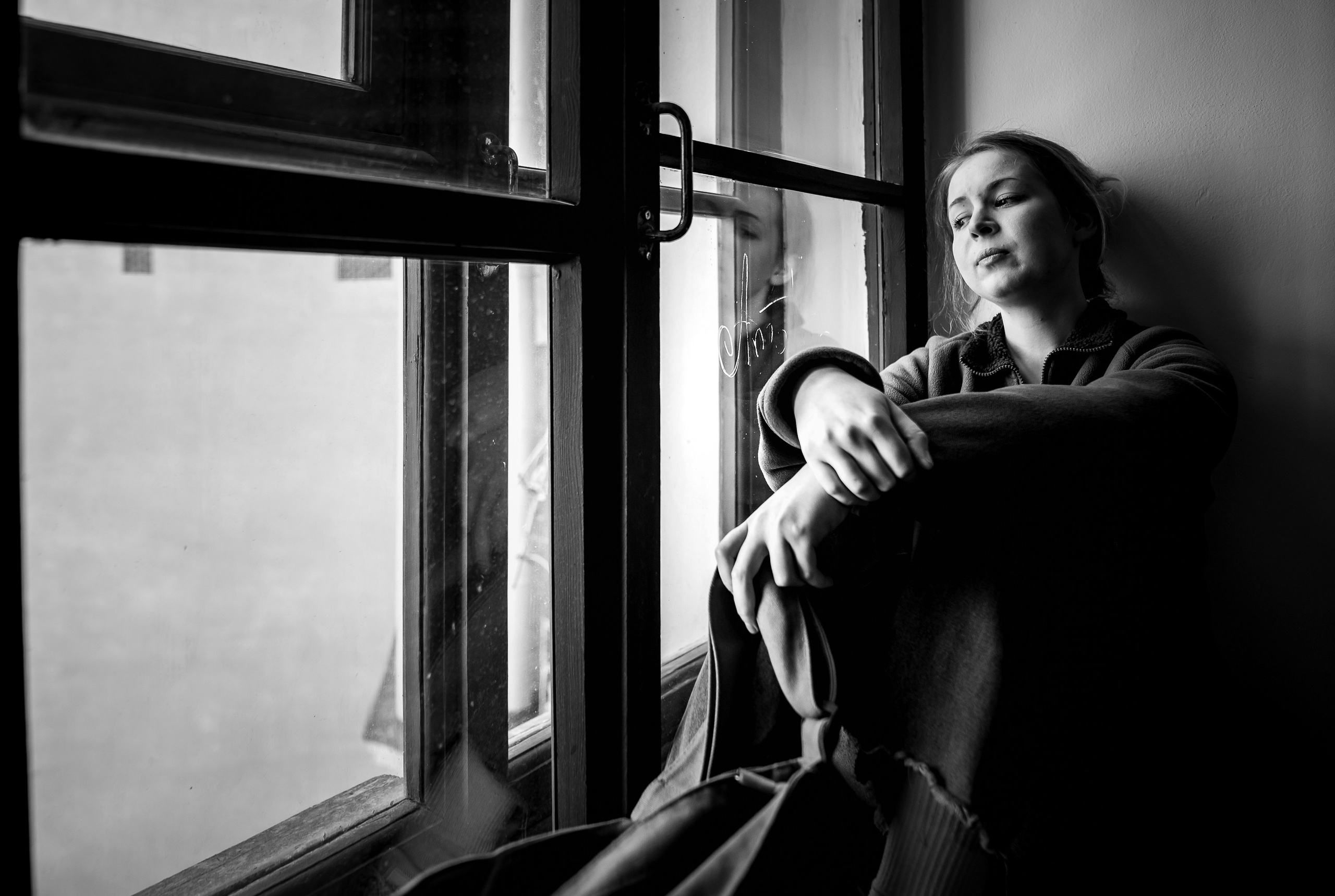 Эмоциональный портрет актрисы в черно-белом стиле у окна. Арт-бекстейдж фильма «Здравствуйте, я ваш участковый терапевт». Фотограф Евгений Мальцев, evrednix.ru.