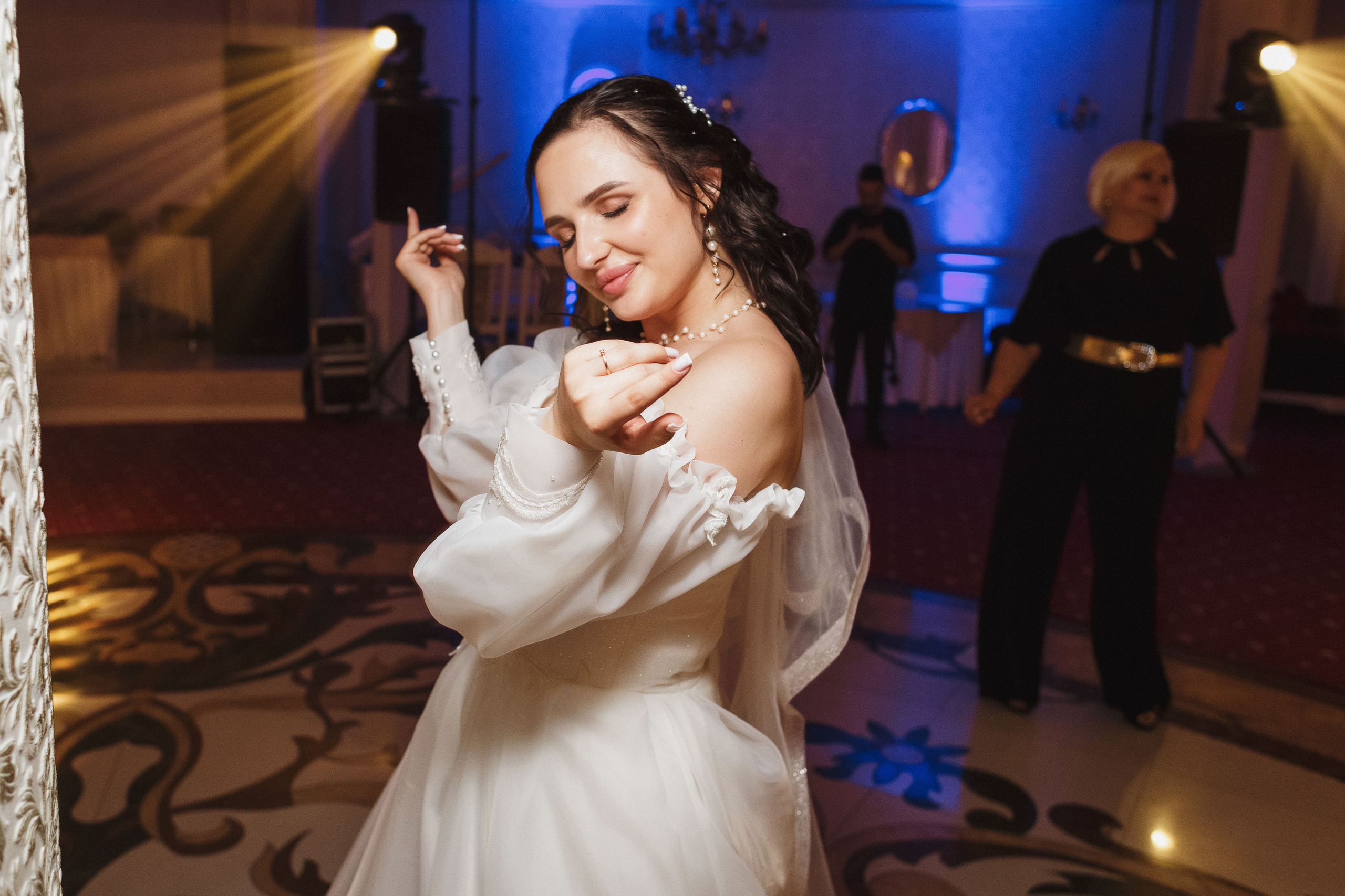 Фотограф в Таганроге летняя свадьба: Романтическая свадебная прогулка. Свадебный и семейный фотограф в Таганроге Бакарюк Антон