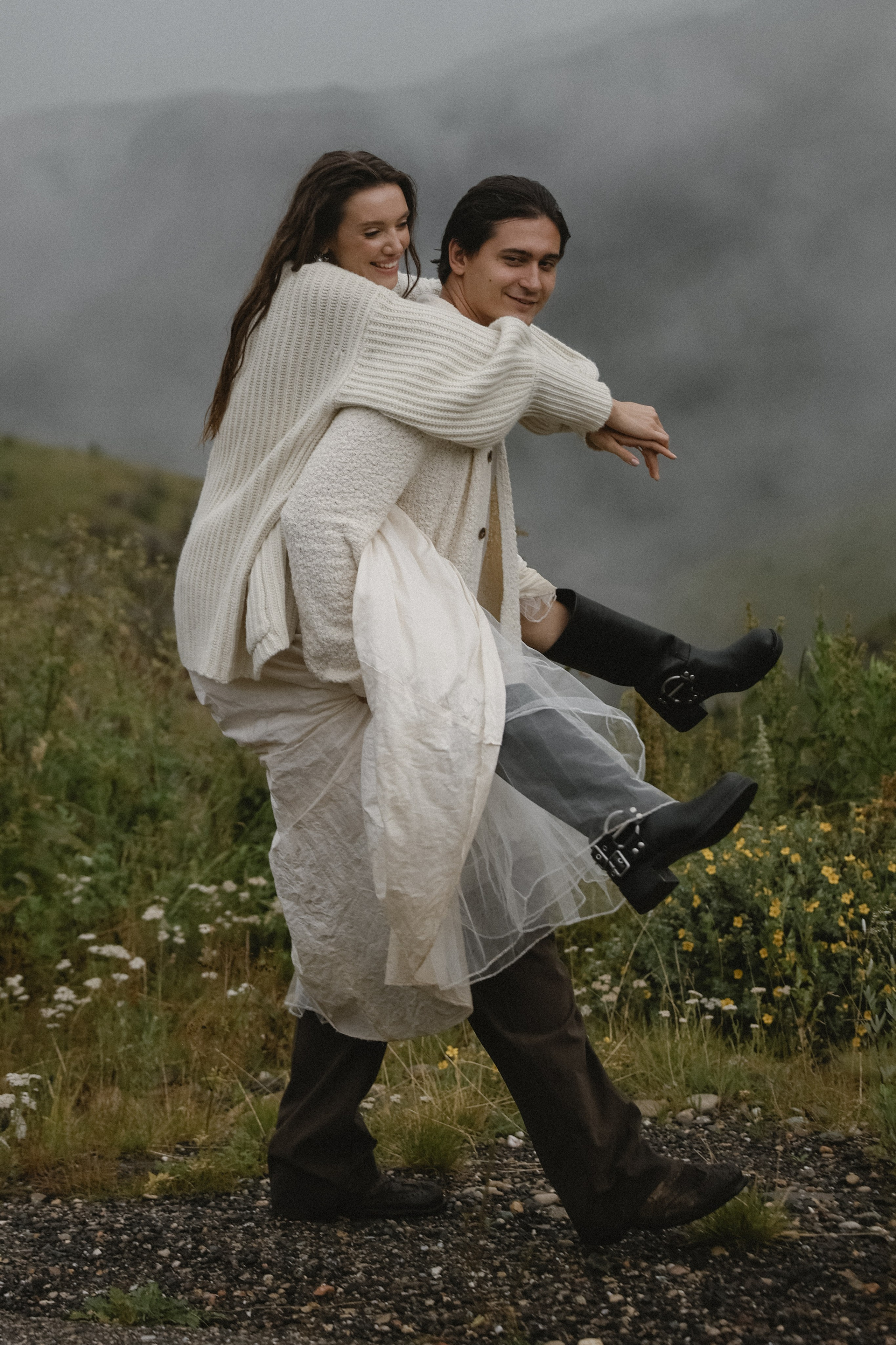 Утро невесты в глэмпинге свадебная фотосессия на Джилы-Су Приэльбрусье. Свадебный, репортажный и портретный фотограф Сочи, Краснодар. Александра Зайцева