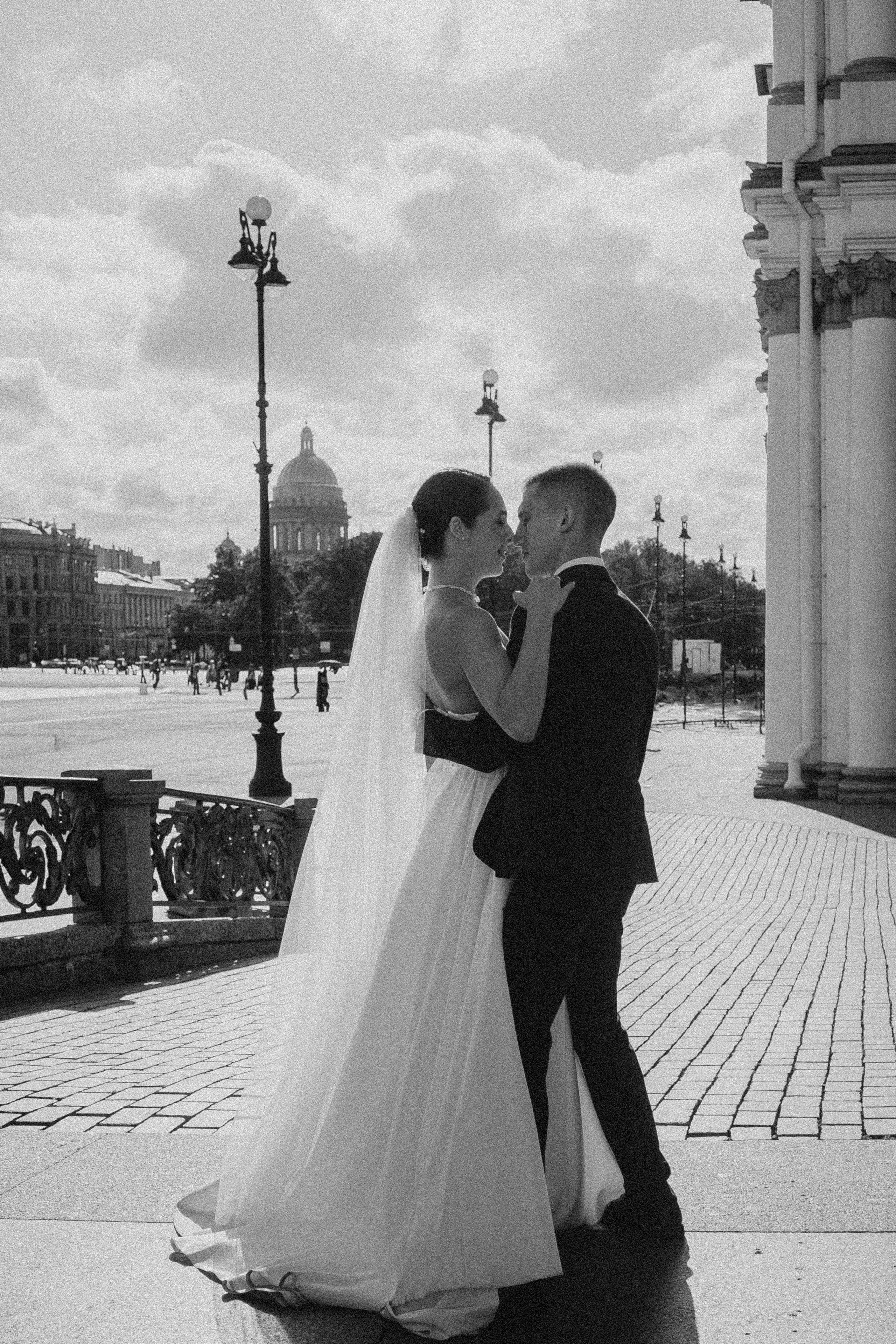 СВАДЕБНАЯ ПРОГУЛКА В САНТК-ПЕТЕРБУРГЕ (ИСАКИЕВСКИЙ СОБОР, ЗИМНЯЯ КАНАВКА, ЭРМИТАЖ И БОЛЬШАЯ МОРСКАЯ УЛИЦА). Профессиональный фотограф, Санкт-Петербург — Виктория Богомолова
