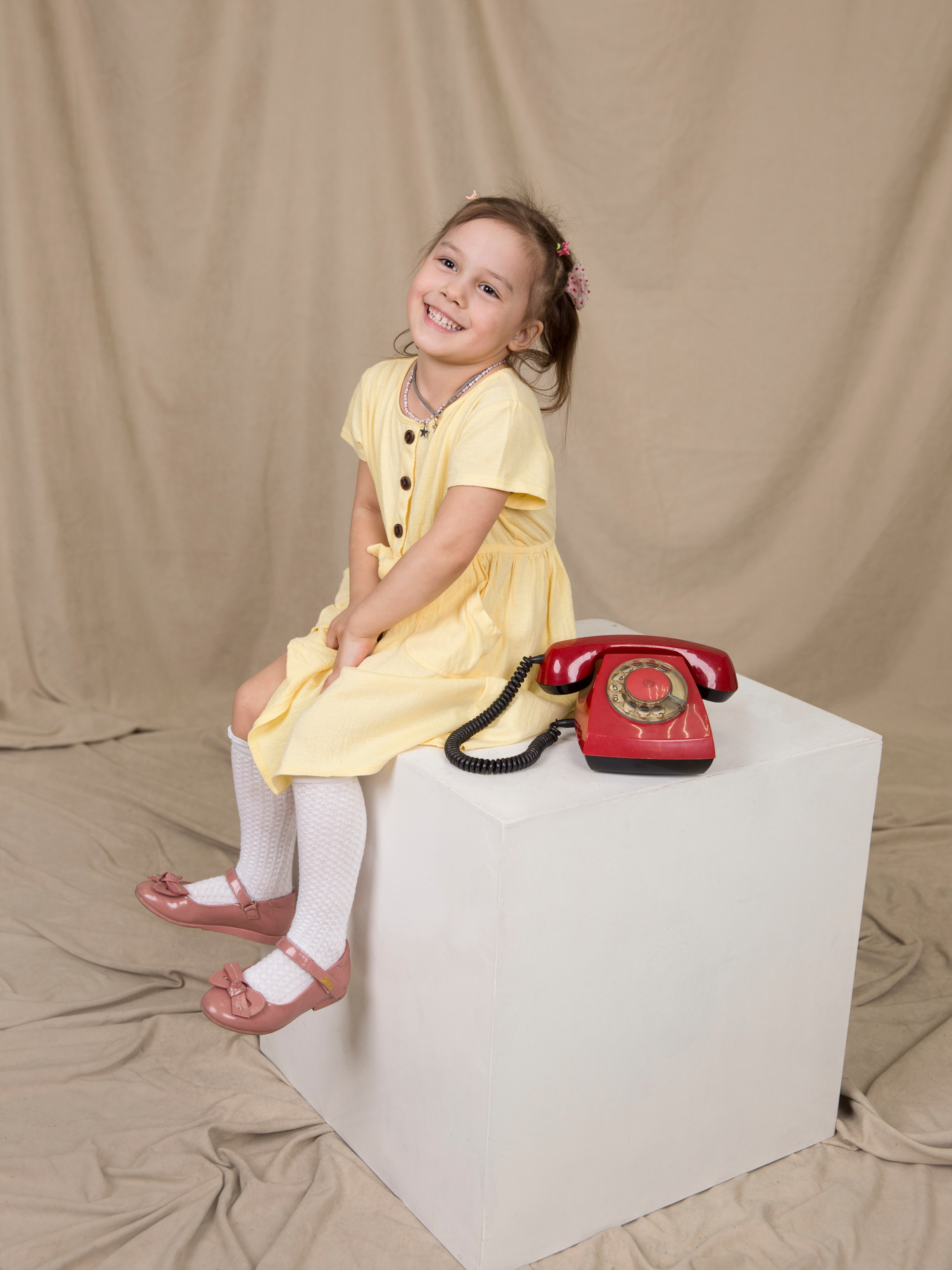 Общее фото в детском саду с выездным реквизитом в Тюмени. Выпускные альбомы в Тюмени для школ, садов, вузов спортивных секций