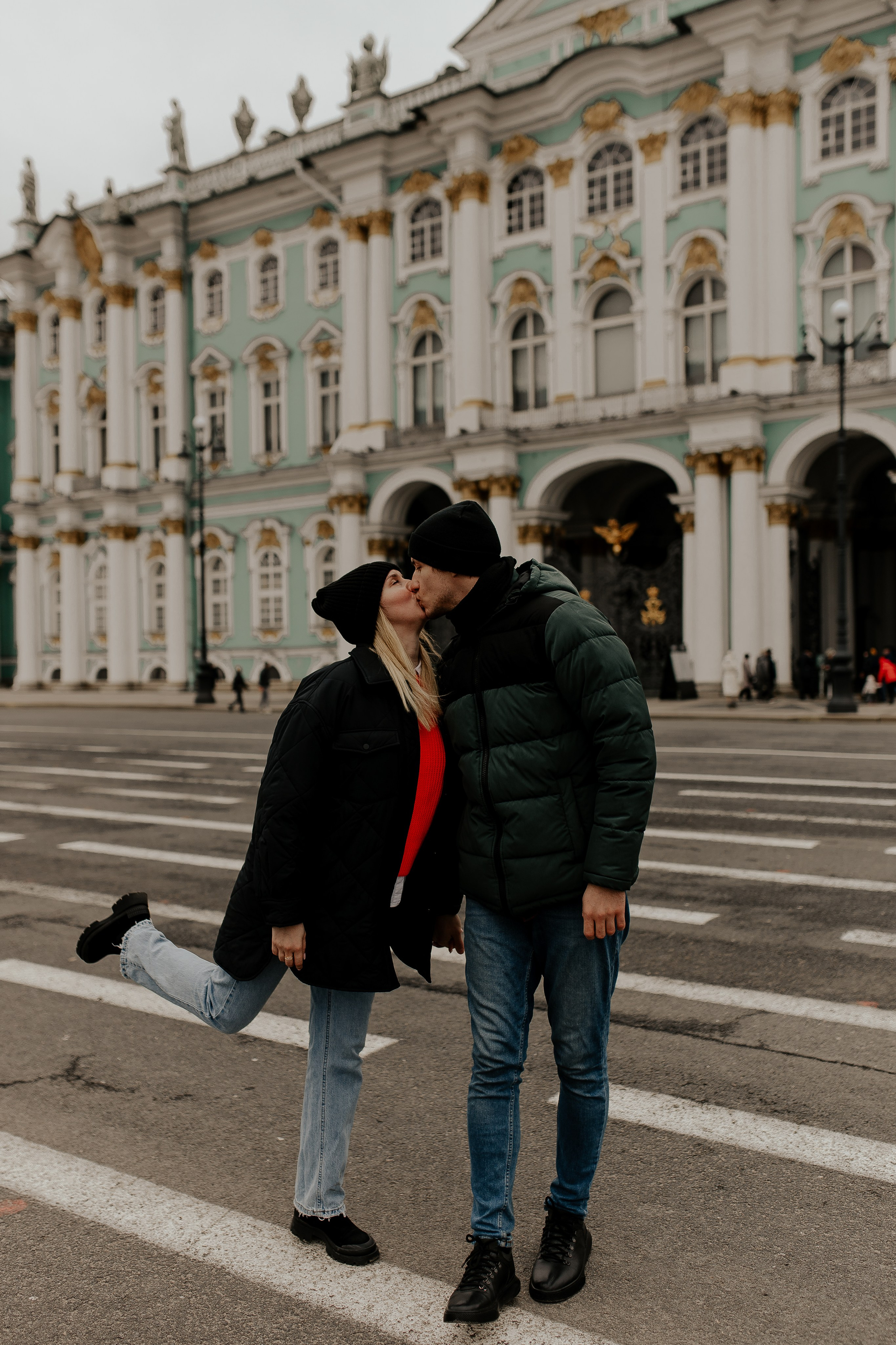 Поцелуй у Эрмитажа. Фотограф в Санкт-Петербурге Лиза Семченкова