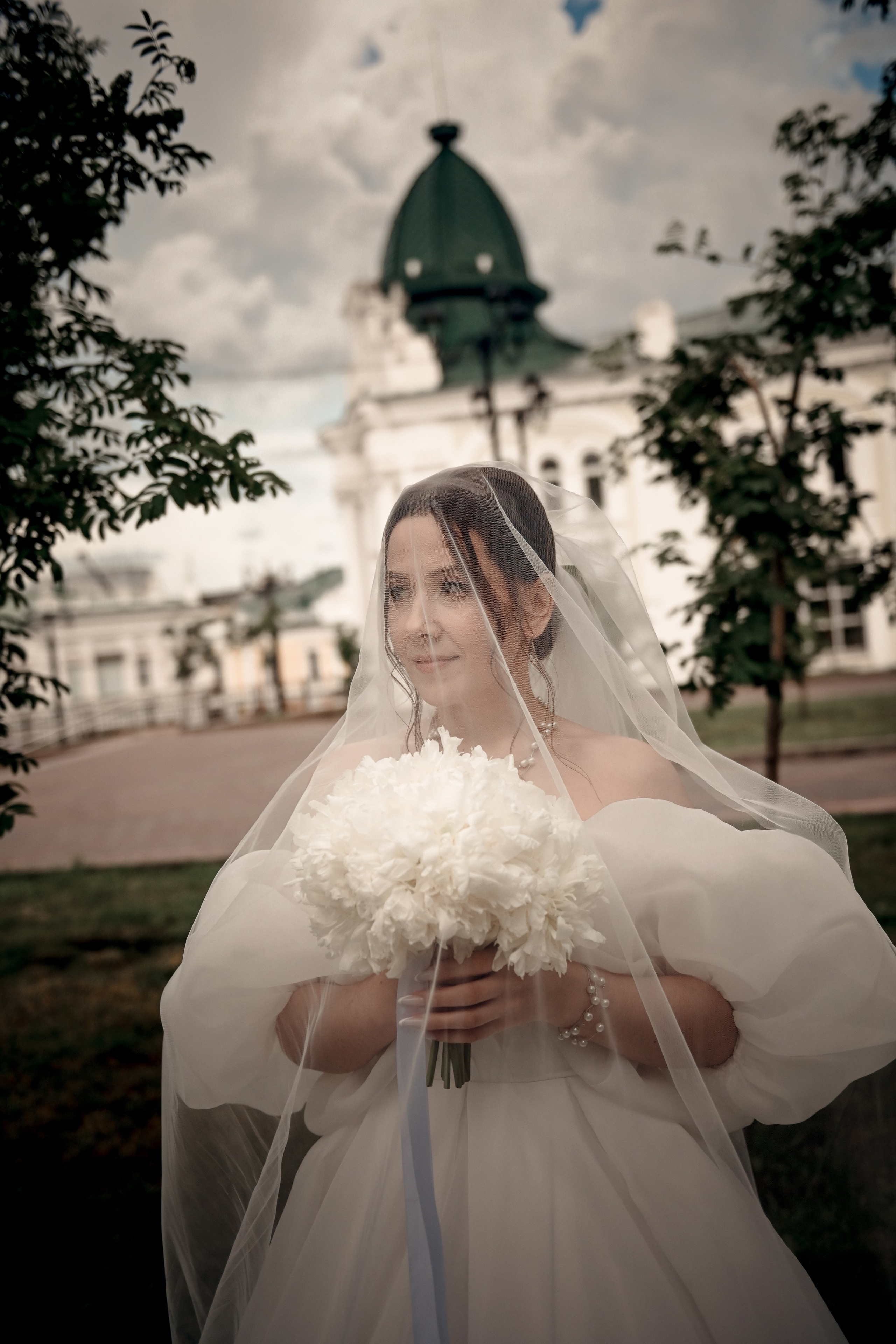 Небольшая свадебная серия в музее и прогулкой под дождем Эльмиры и Ризата. Свадебный, семейный, детский, контент фотограф в Омске Максим Ильин