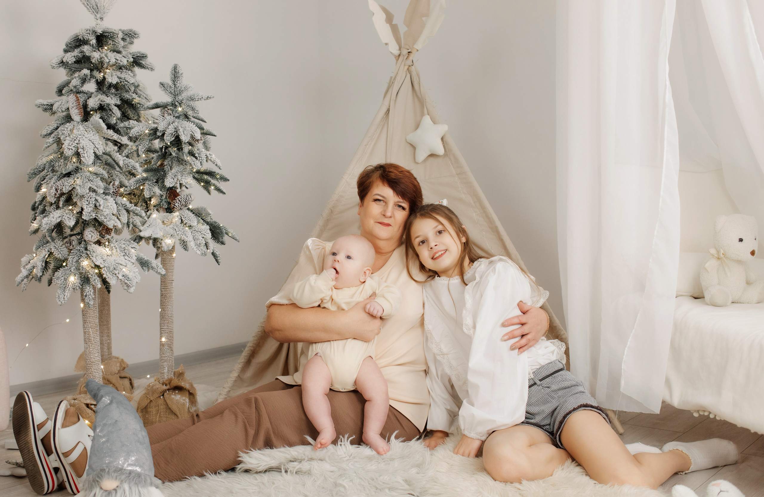 Классическая новогодняя фотосессия в светлой студии у елки бабушка с внуками