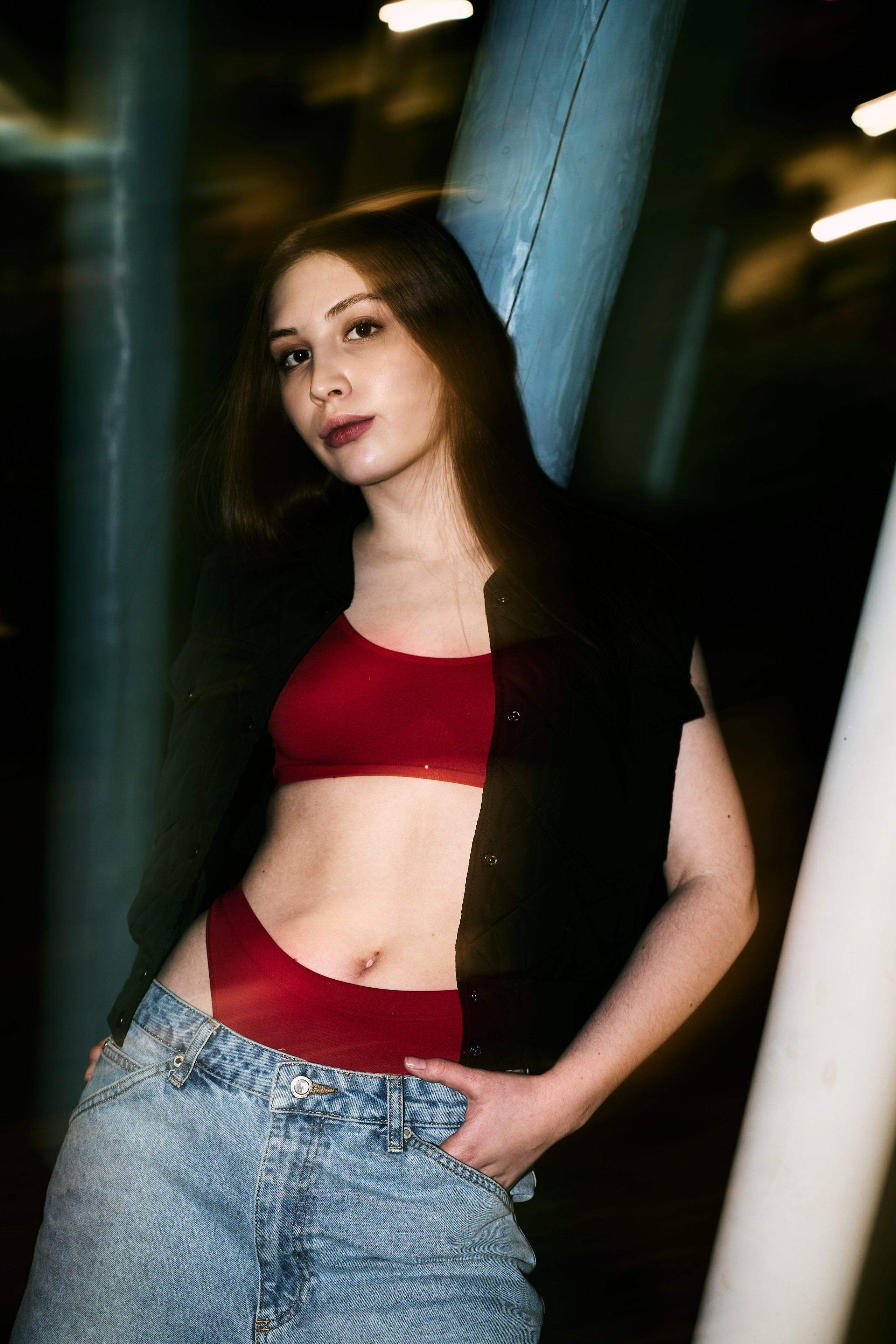 Модель в прыжке, портрет в движении передаёт лёгкость и радость.