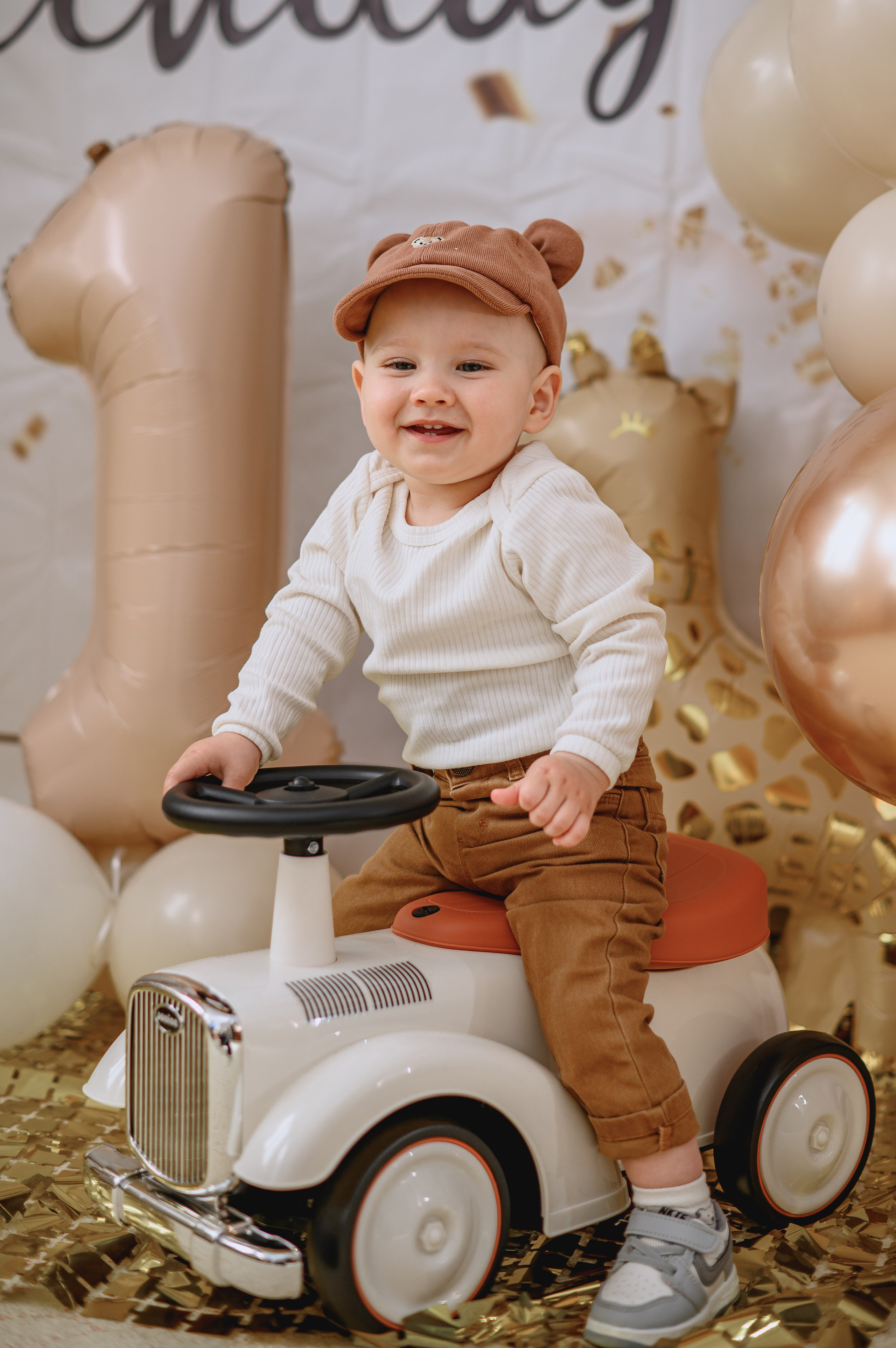 Дома во дворе и на фотозоне. Годик. Фотограф Котова Валентина