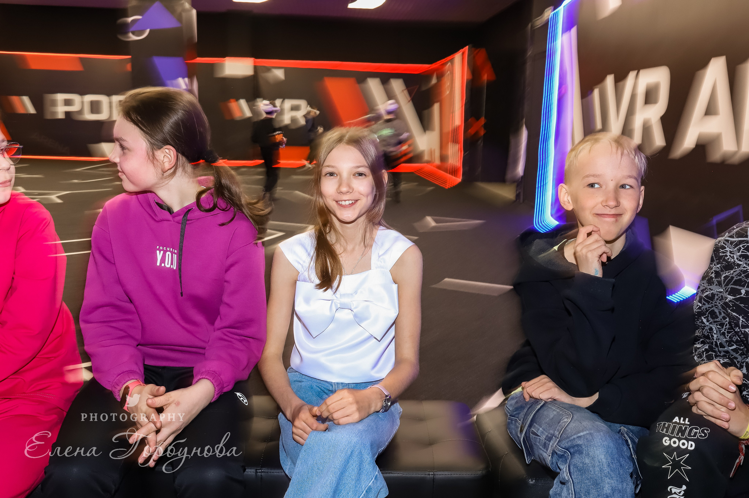 ребята собрались на день рождения в виртуальной реальности