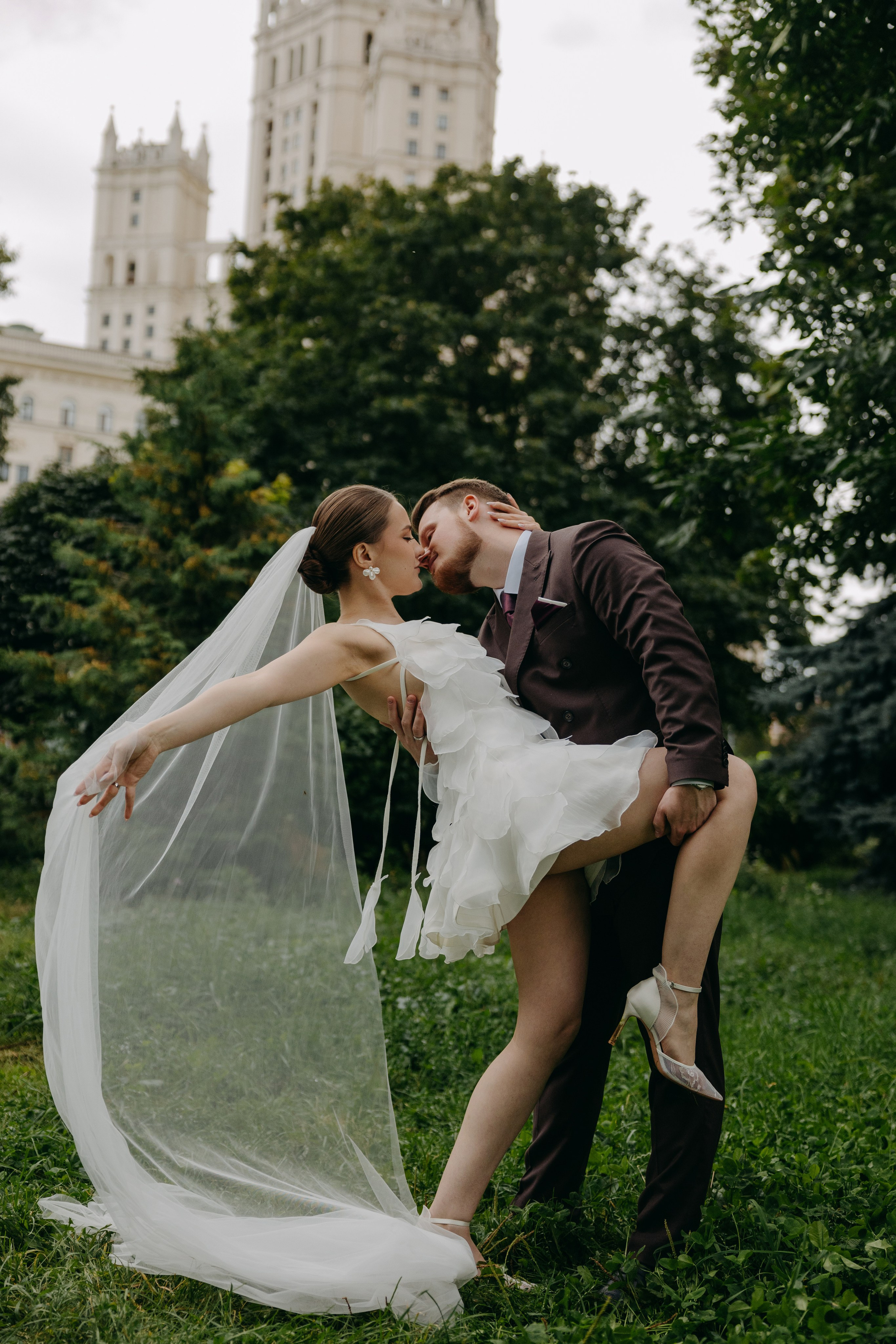 Ирина и Алексей | прогулка Котельническая наб. Свадебный фотограф Москва Анастасия Храмова