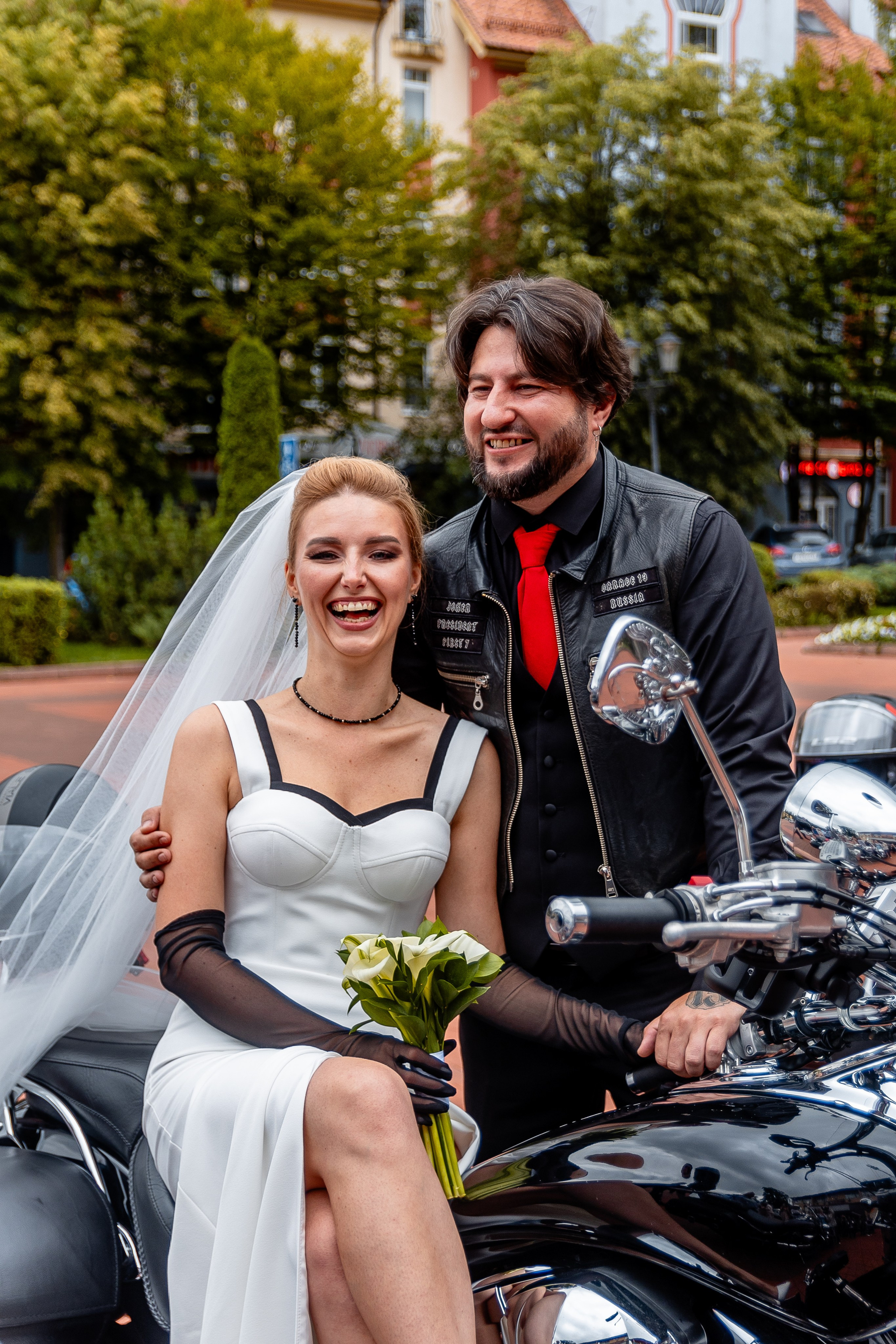 Евгений Саранцев, президент мотоклуба «Garage 13 MCC» и прекрасная Ирина. Фотограф Елена Медок Калининград