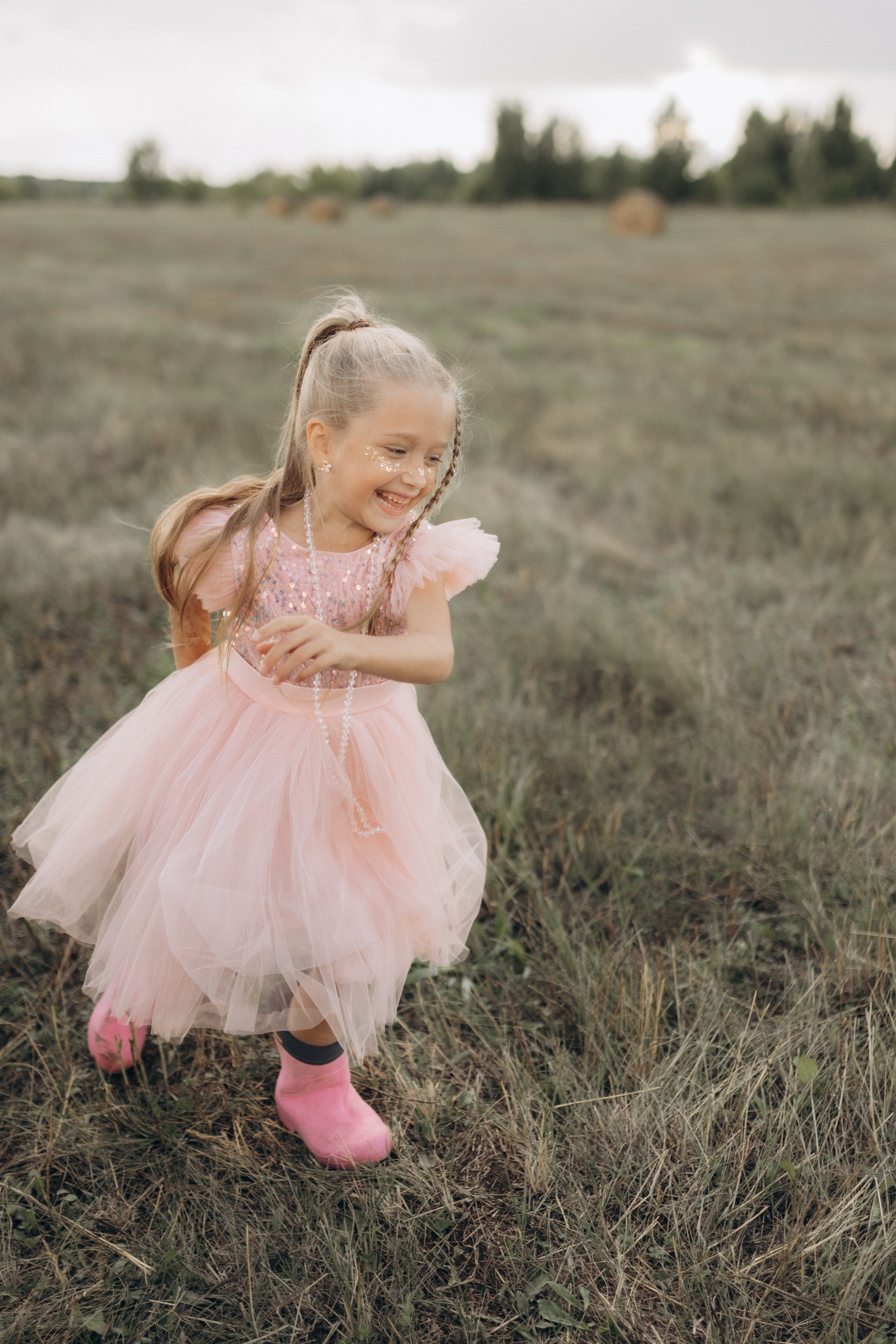 Вика и Миша на сене. Семейный фотограф lifestyle в Новосибирске Елена Шпилевая