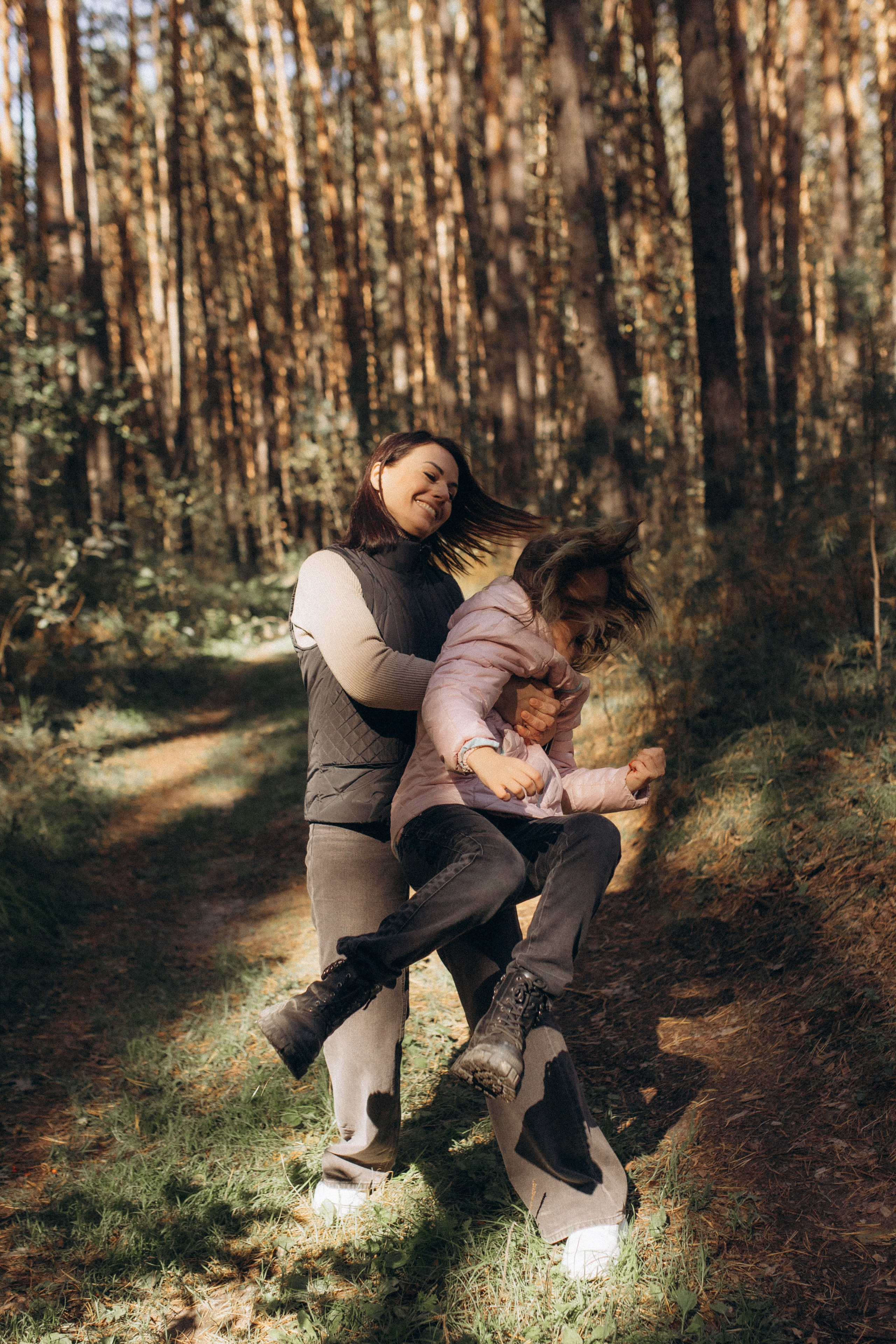 Аня с Ясей и Соней на Обском, осень. Семейный фотограф lifestyle в Новосибирске Елена Шпилевая