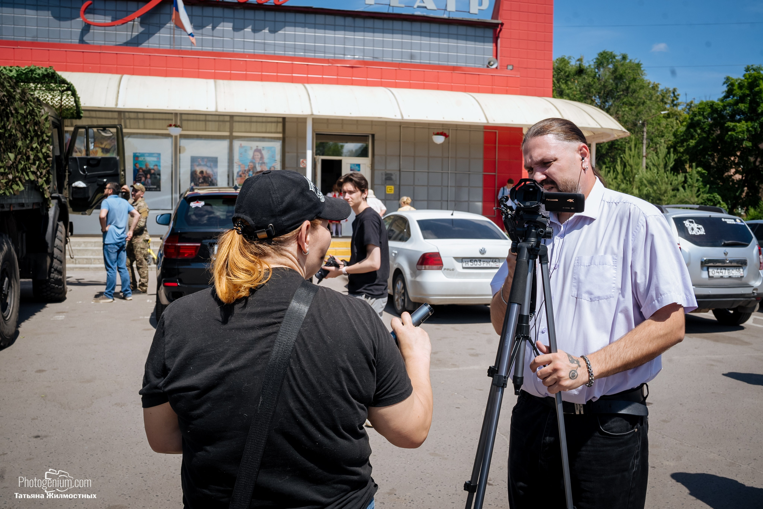 8 июня «Патриоты из Курска» сбор гуманитарной помощи у кинотеатра «Родина». Фотограф Нижний Новгород Татьяна Кейод