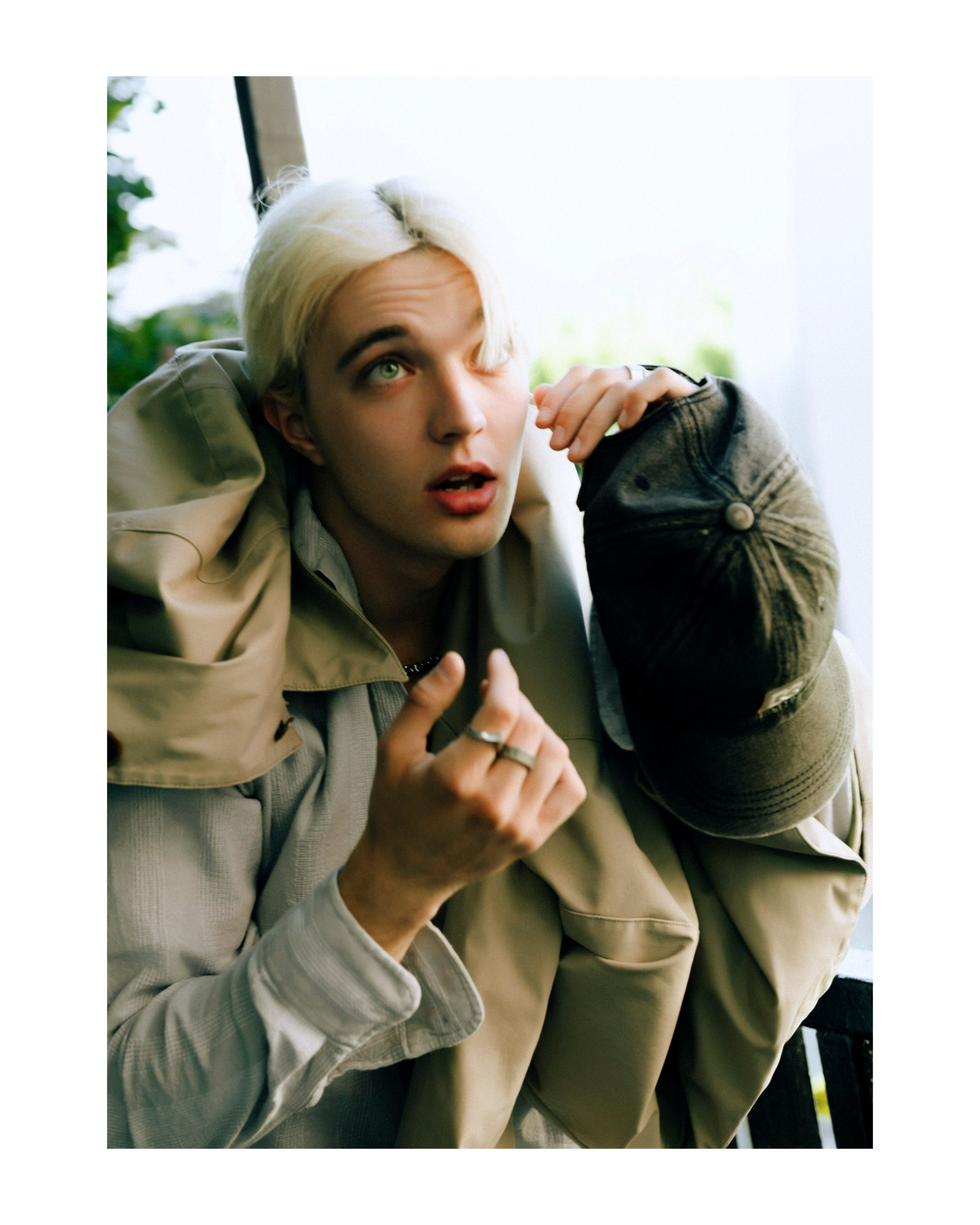 парень с большими глазами смотрит вверх